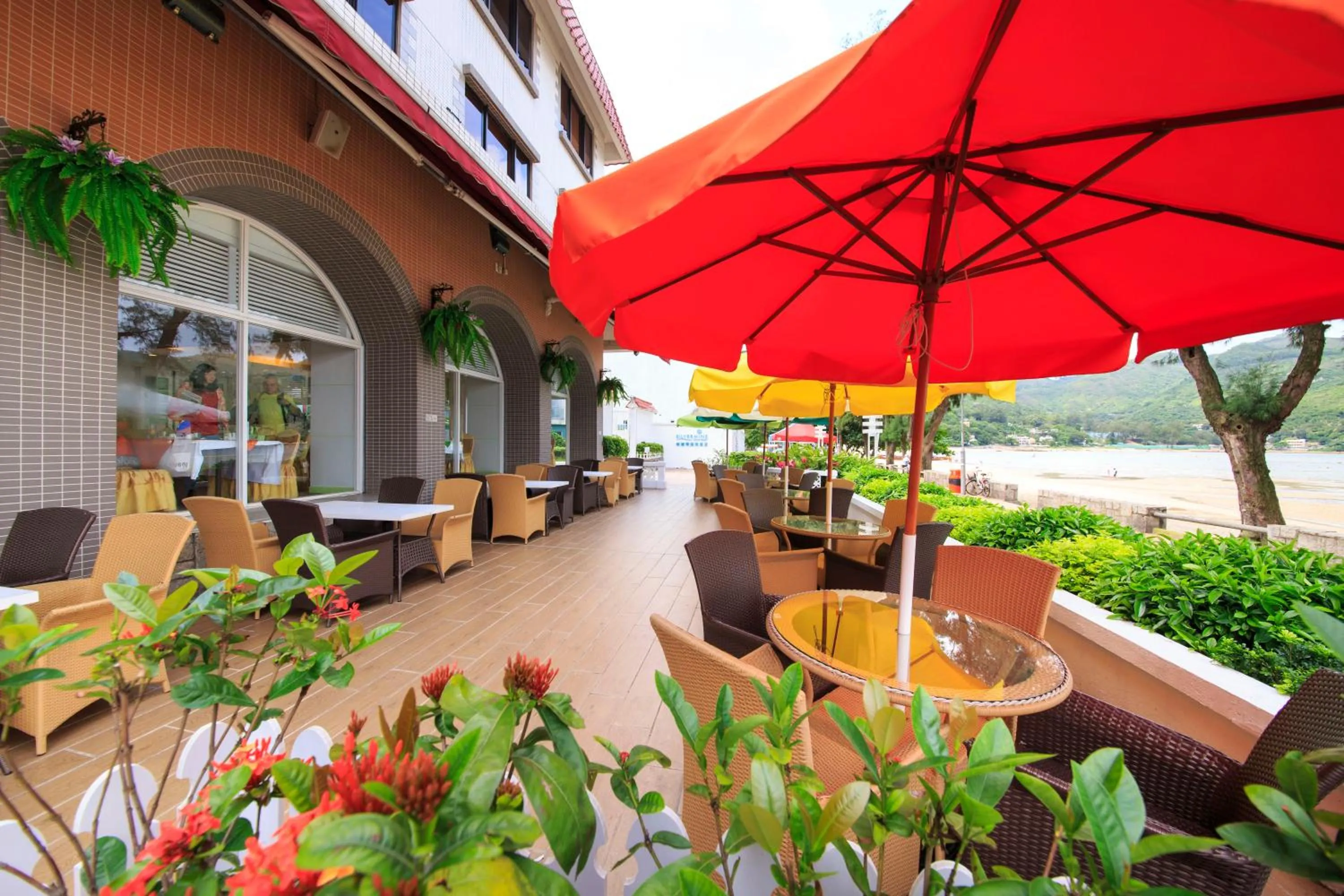 Restaurant/places to eat in Silvermine Beach Resort