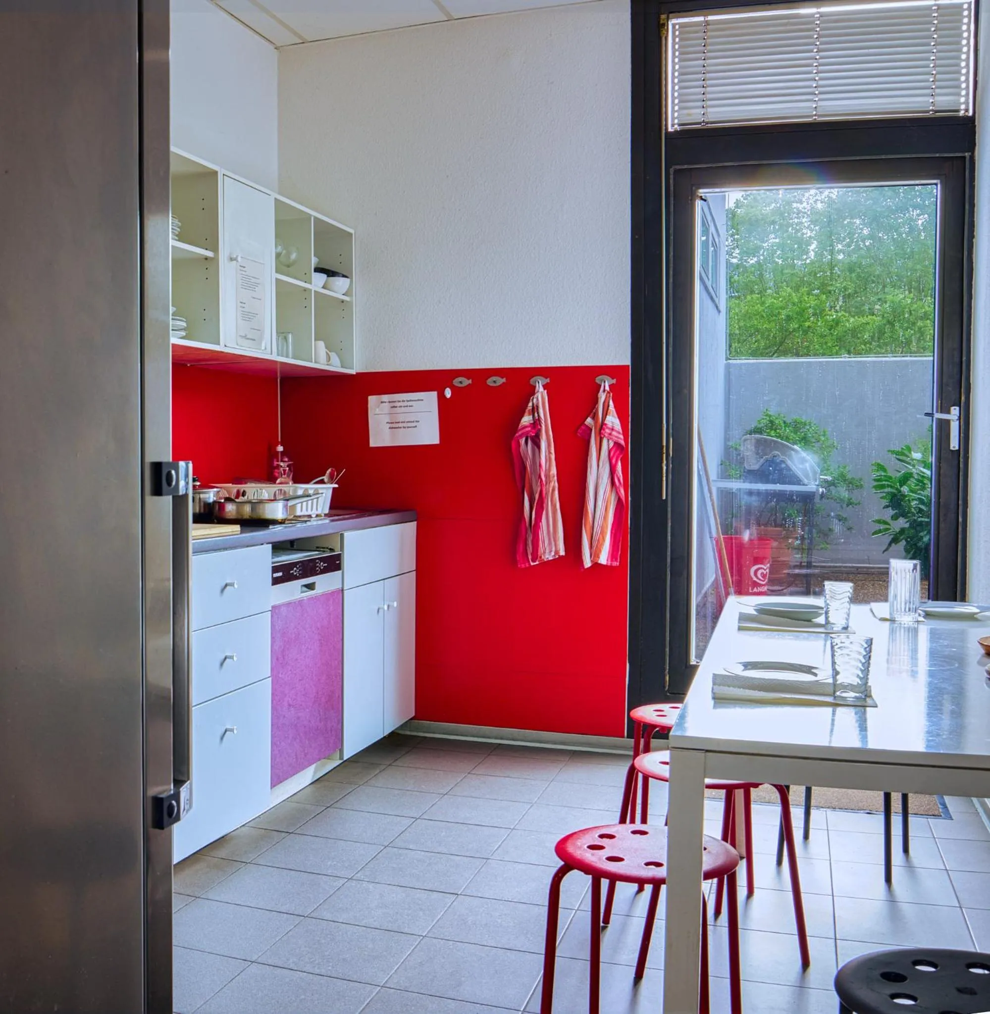 Kitchen or kitchenette in Hostel Gästehaus Kaiserpassage- Ihr Cityhostel