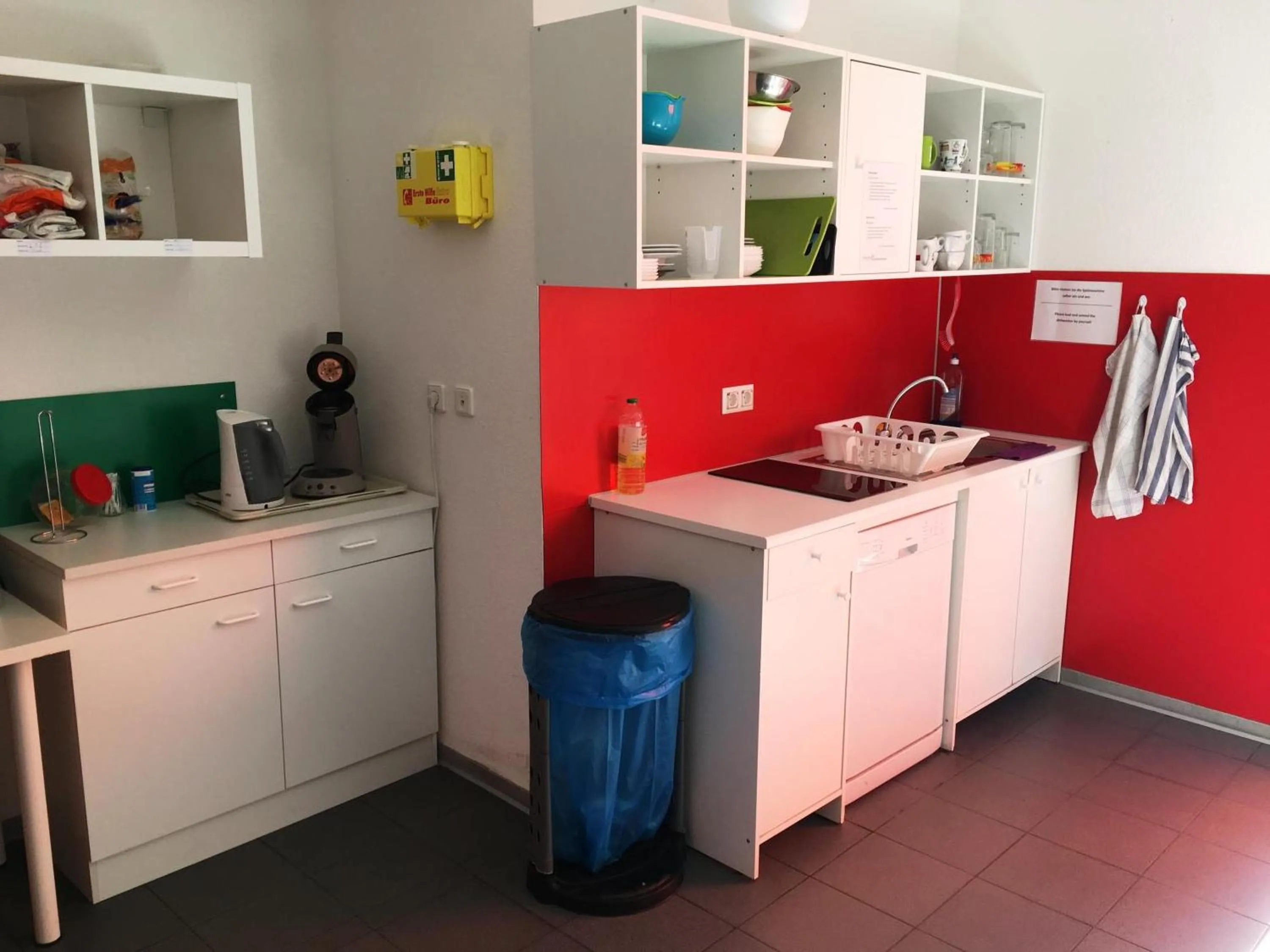 Communal kitchen in Hostel Gästehaus Kaiserpassage- Ihr Cityhostel