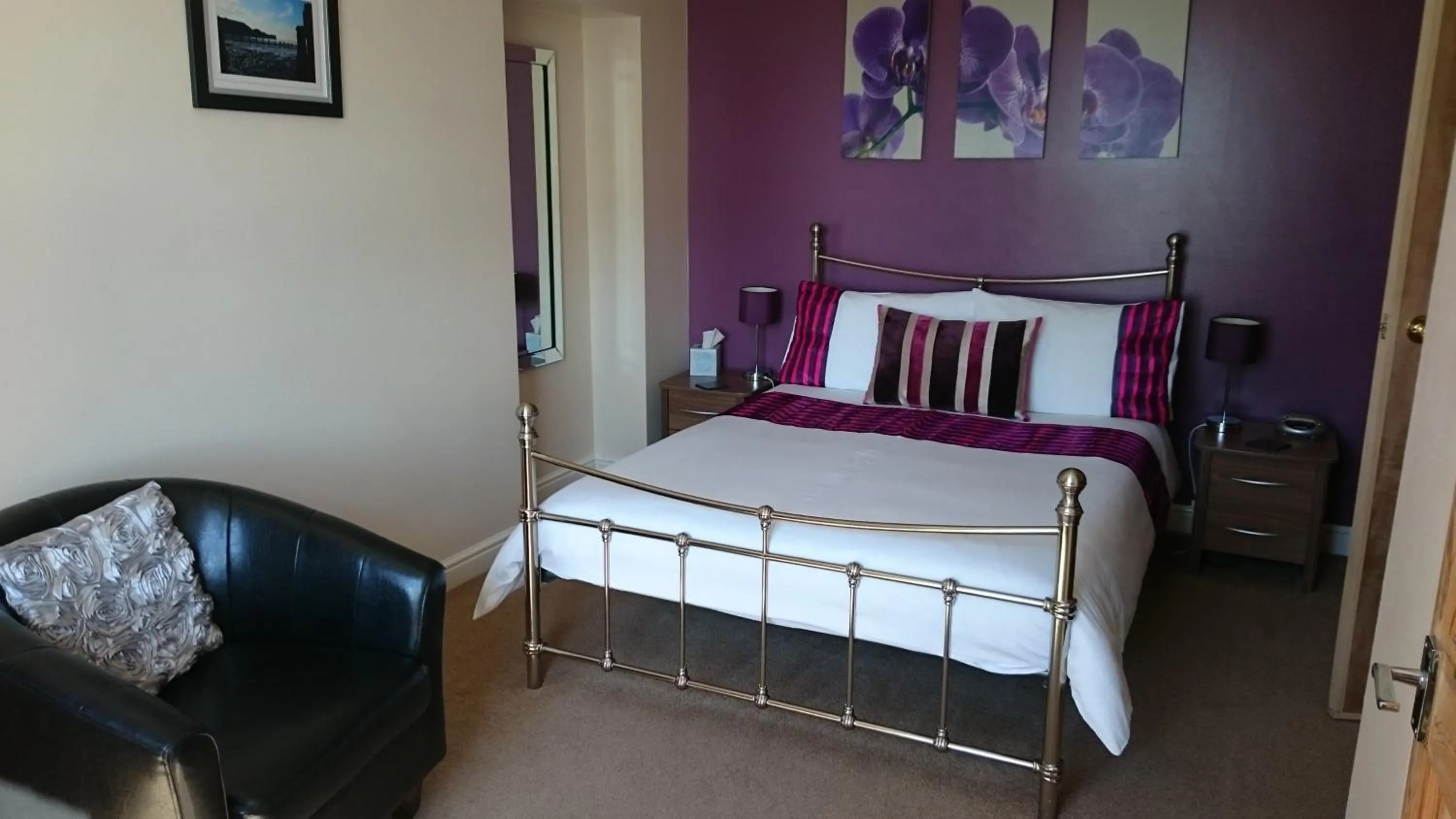 Photo of the whole room, Bed in Launceston Villa