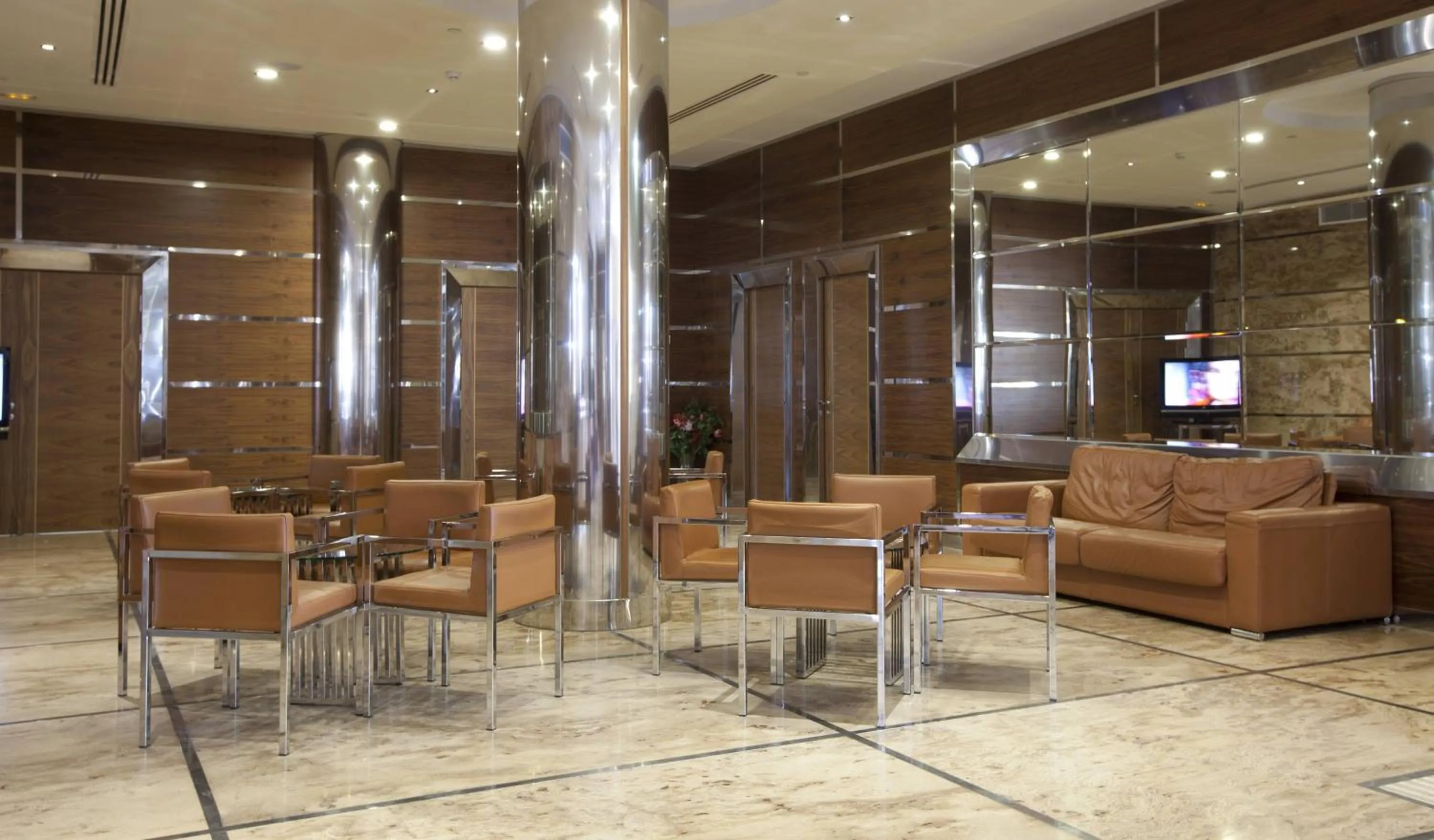 Communal lounge/ TV room in Gran Hotel Corona Sol