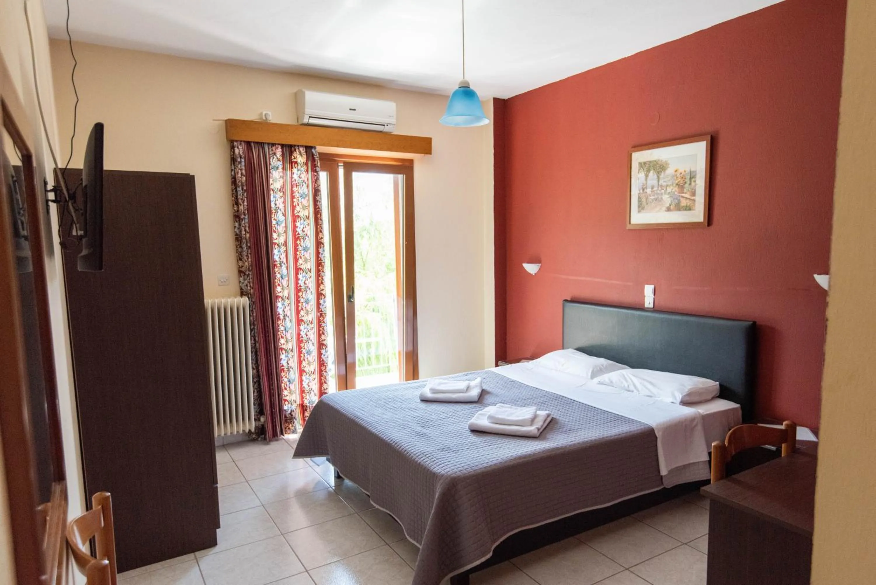 Photo of the whole room, Bed in Domus Inn