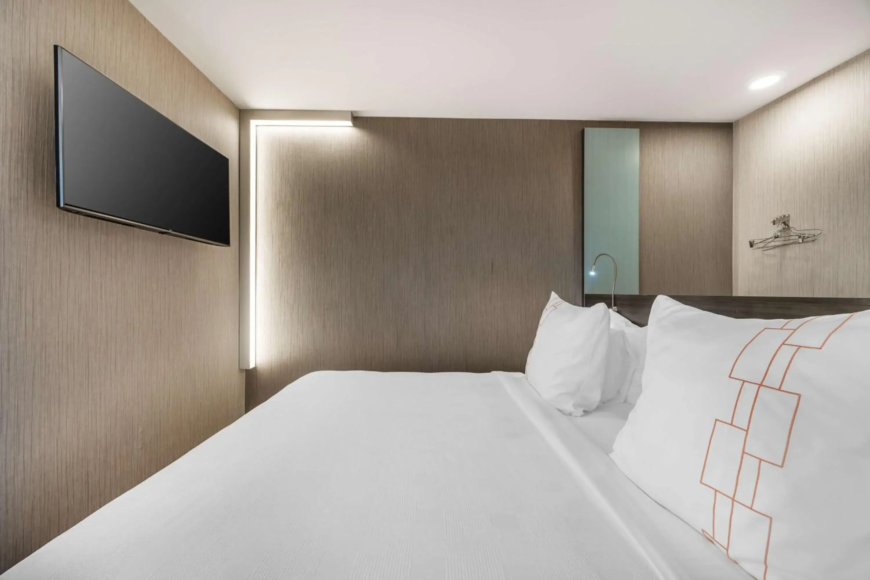 Signature King Room with Roll-In Shower in Vīb Best Western Springfield Signature King Room with Roll-In Shower in Vīb Best Western Springfield