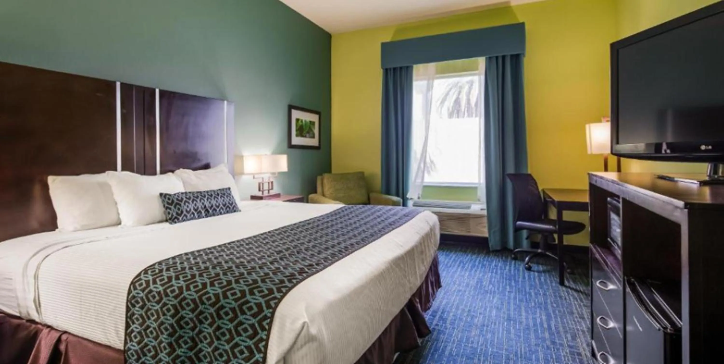 Bed in Best Western Plus Carrizo Springs Inn & Suites