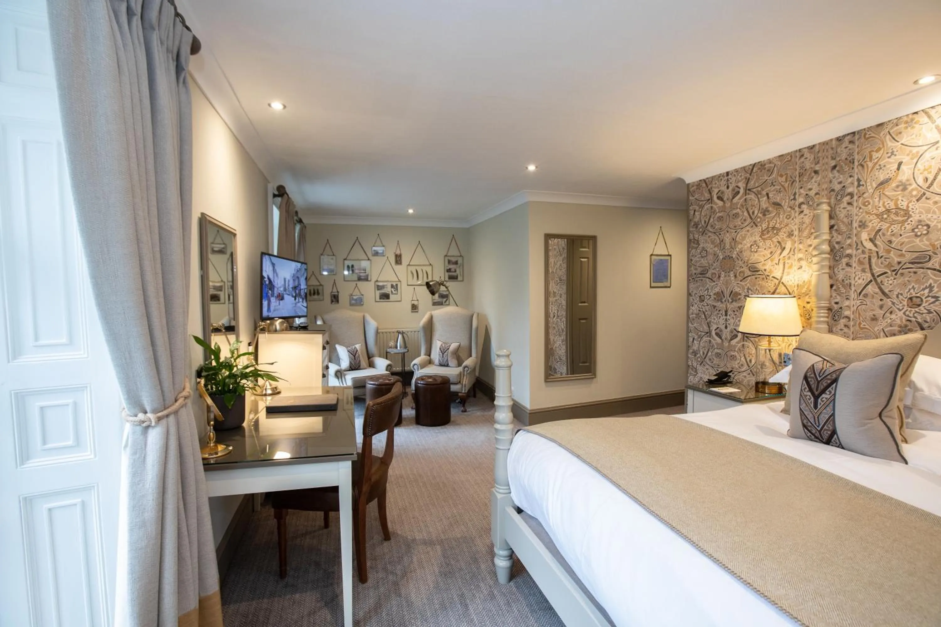 TV and multimedia, Bed in Rothay Manor Hotel