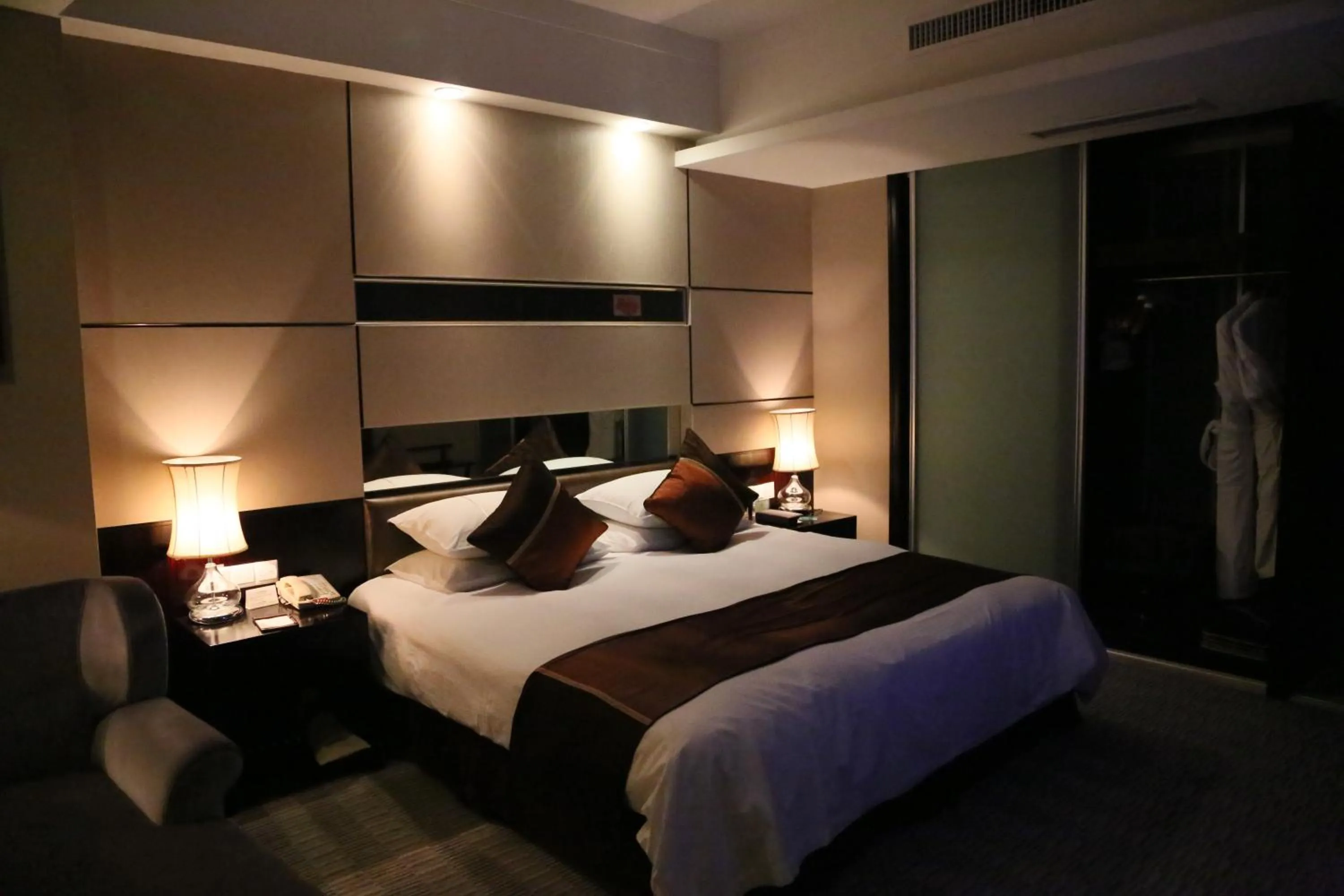 Photo of the whole room, Bed in Royal Palace Hotel Haining