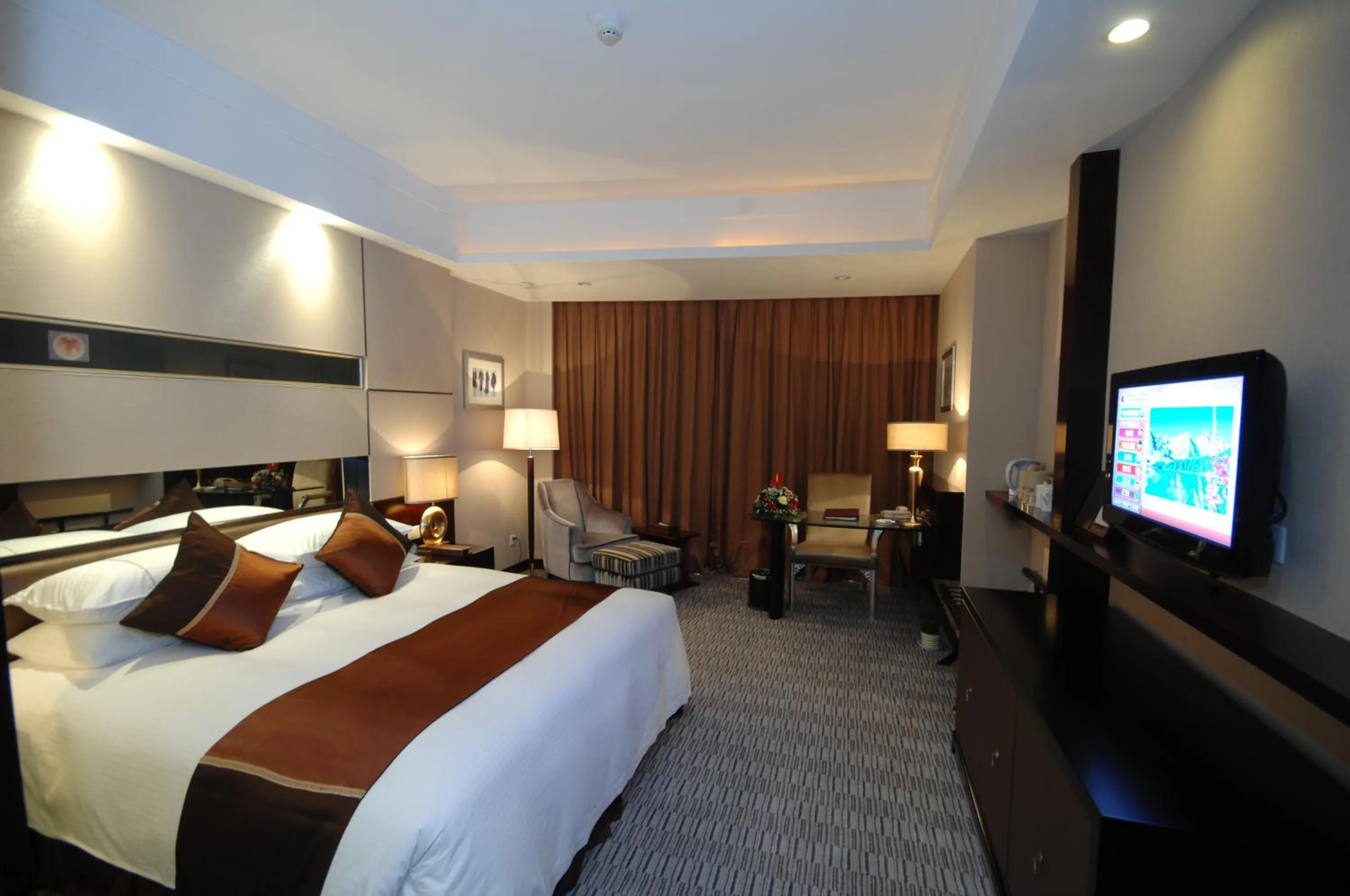 Photo of the whole room, Bed in Royal Palace Hotel Haining