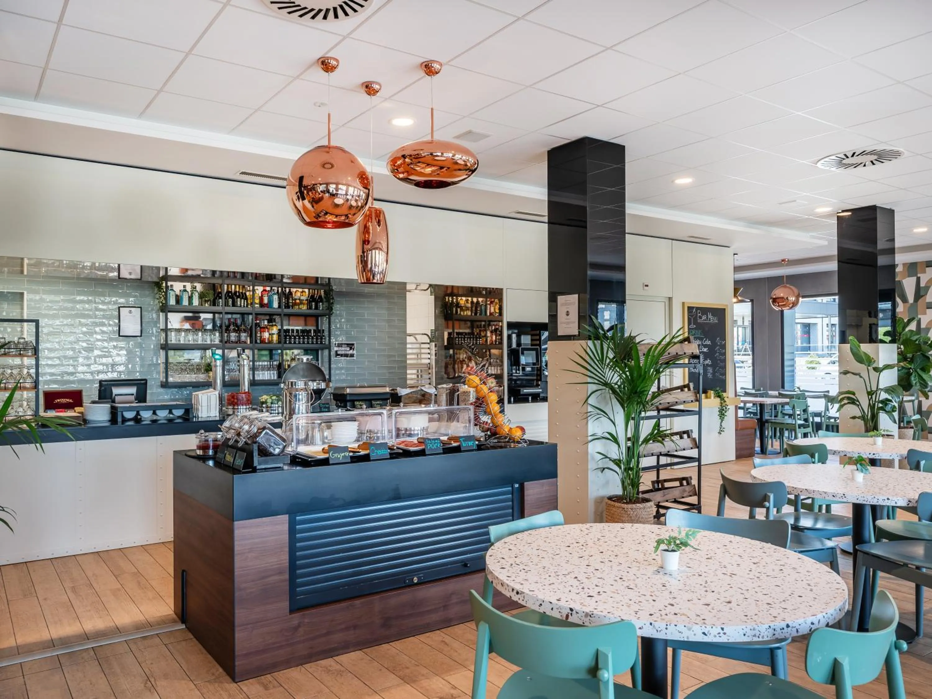 Restaurant/places to eat in B&B HOTEL Zürich Airport