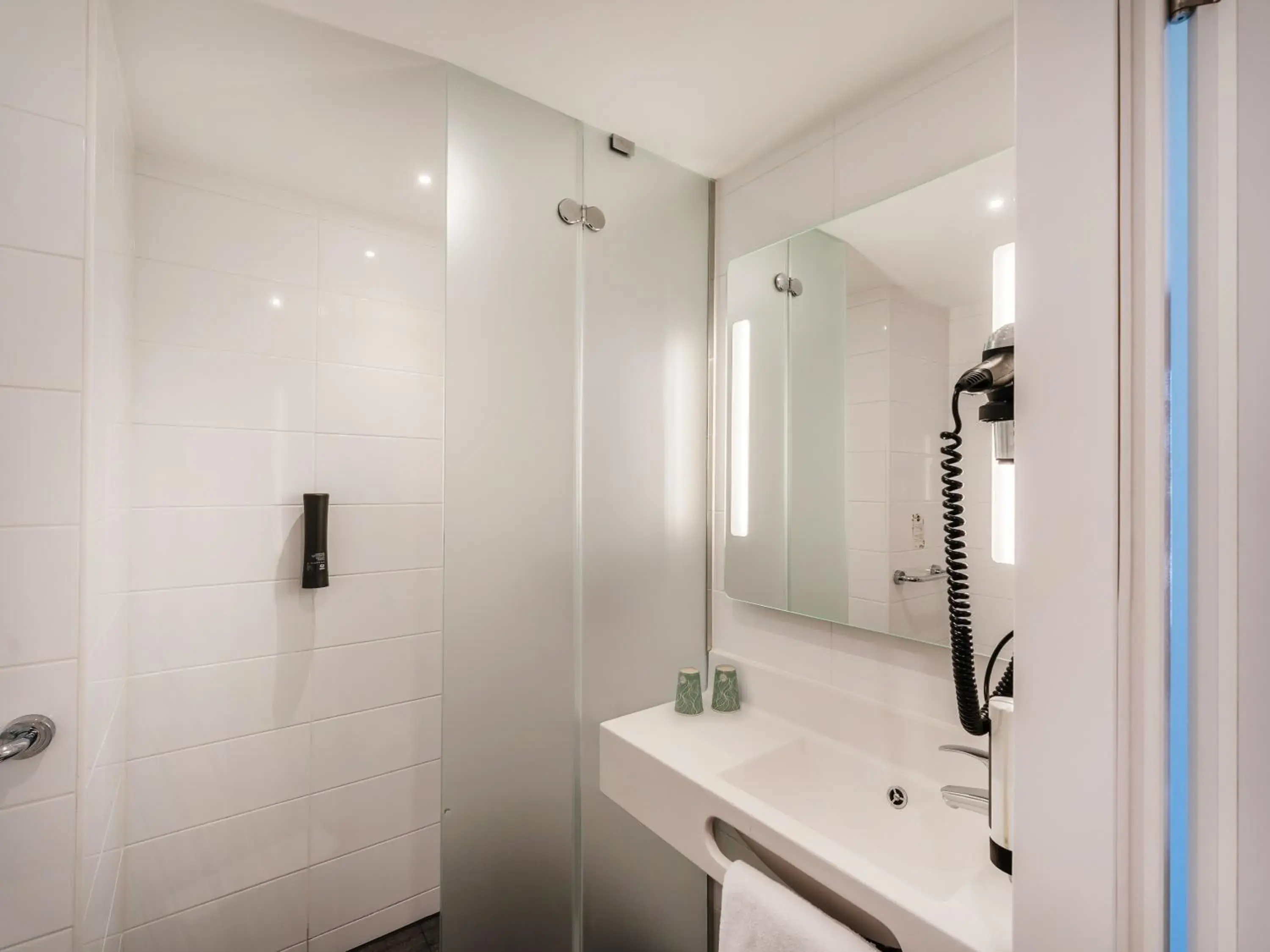 Quadruple Room with Shower in B&B HOTEL Zürich Airport Quadruple Room with Shower in B&B HOTEL Zürich Airport