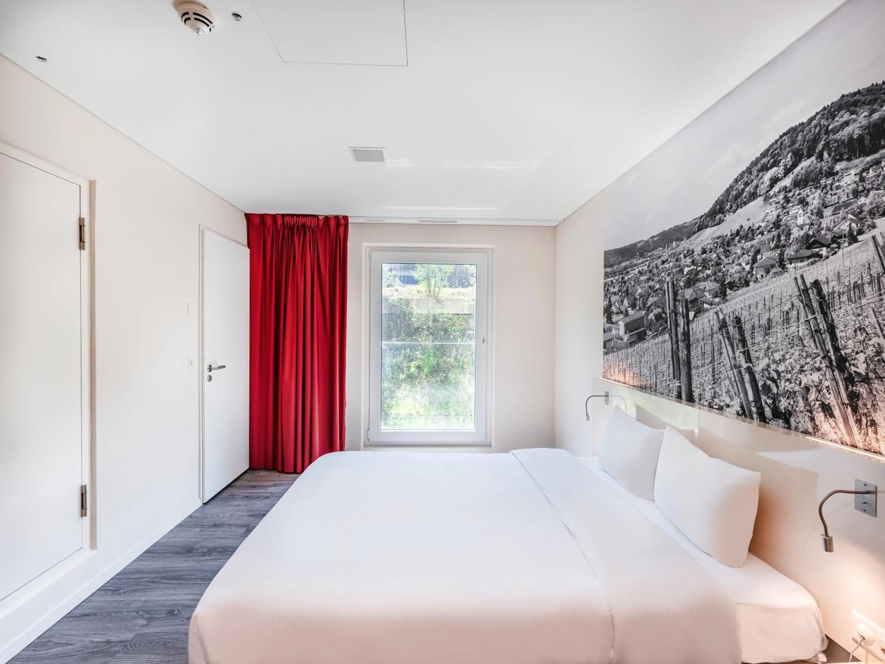 Bed in B&B HOTEL Zürich Airport