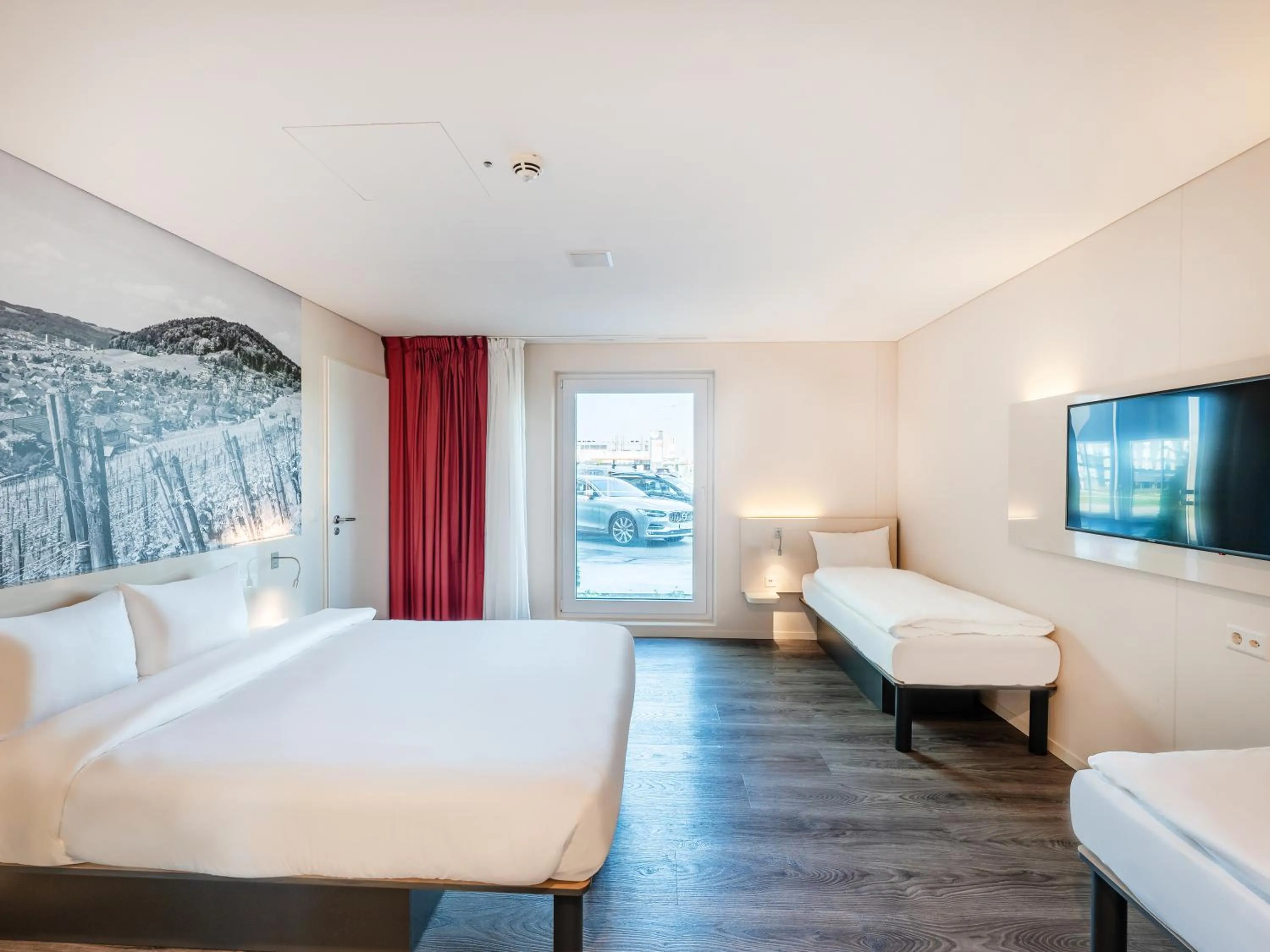 Bed in B&B HOTEL Zürich Airport