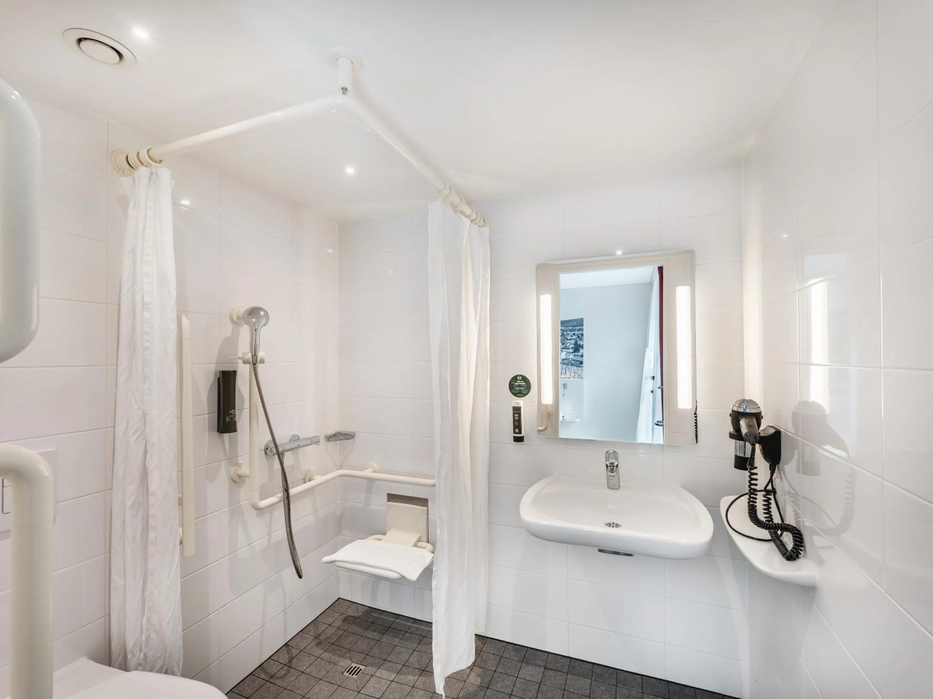 Bathroom in B&B HOTEL Zürich Airport