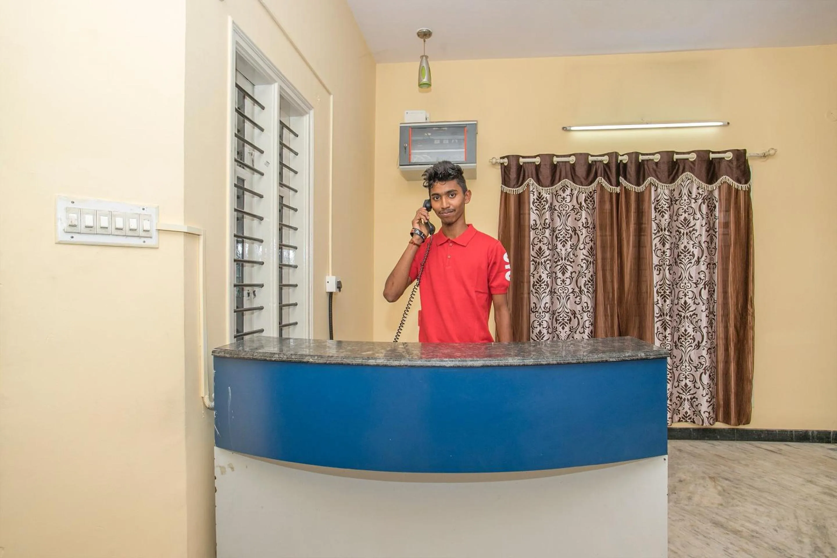 Lobby or reception in Hotel O Sai Kuteer Near Ragigudda Sri Prasanna Anjaneyaswamy Temple