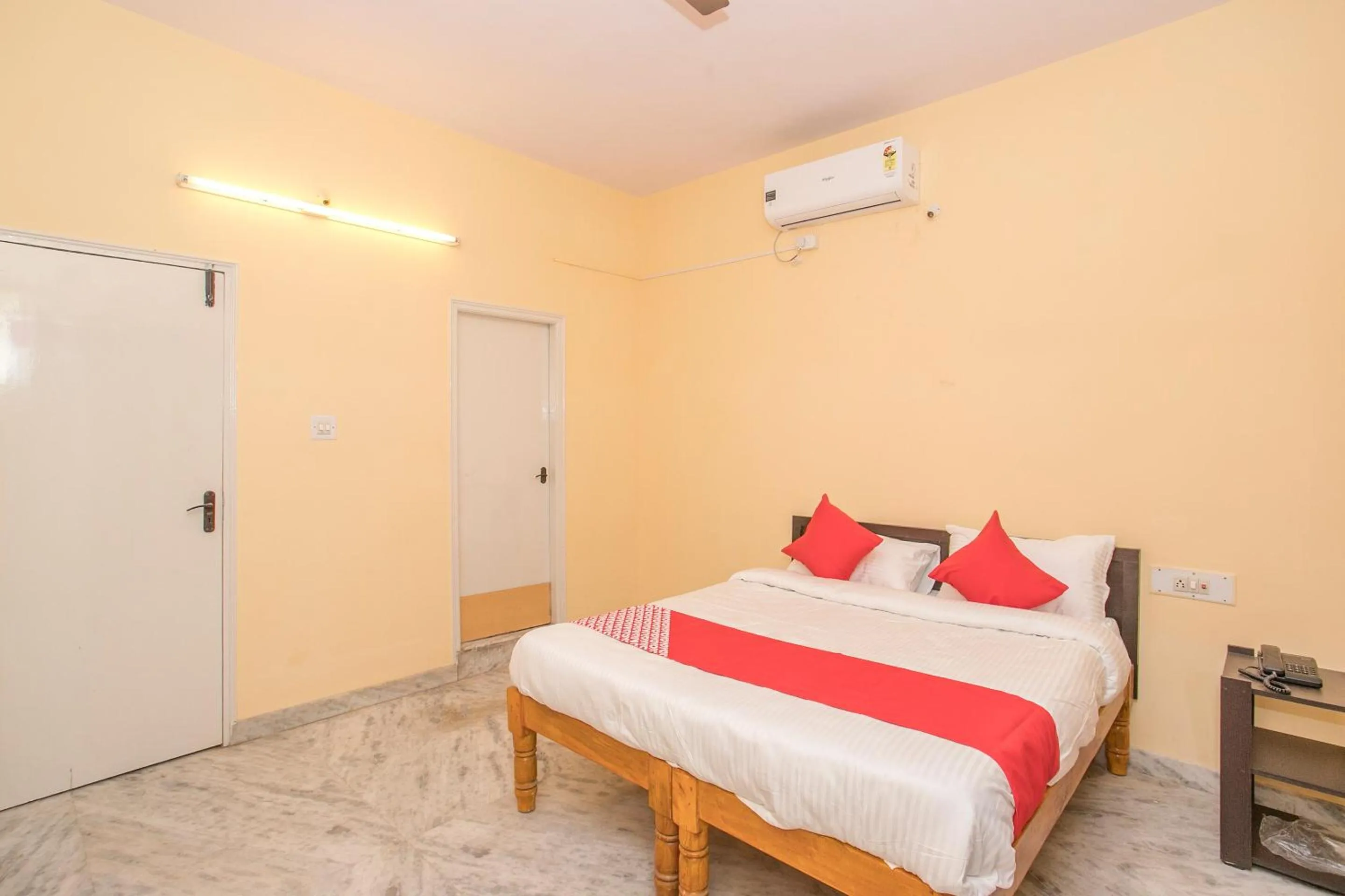 Bedroom in Hotel O Sai Kuteer Near Ragigudda Sri Prasanna Anjaneyaswamy Temple