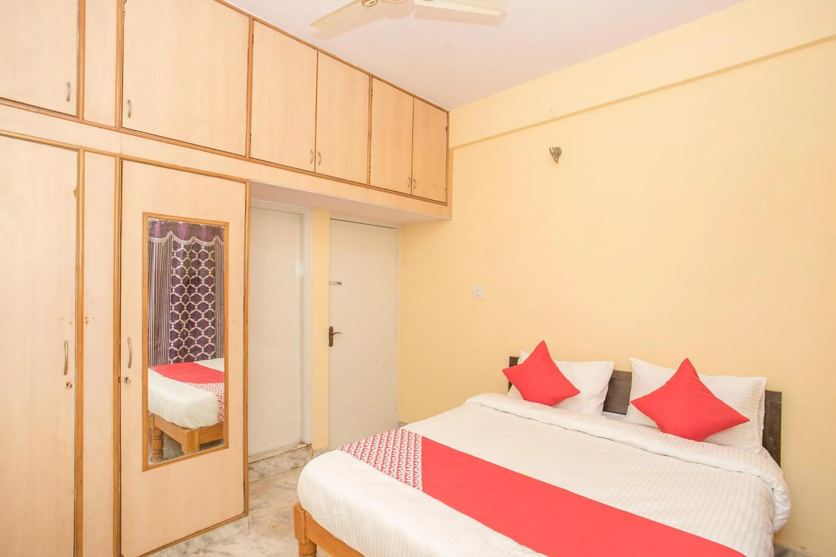 Bedroom in Hotel O Sai Kuteer Near Ragigudda Sri Prasanna Anjaneyaswamy Temple