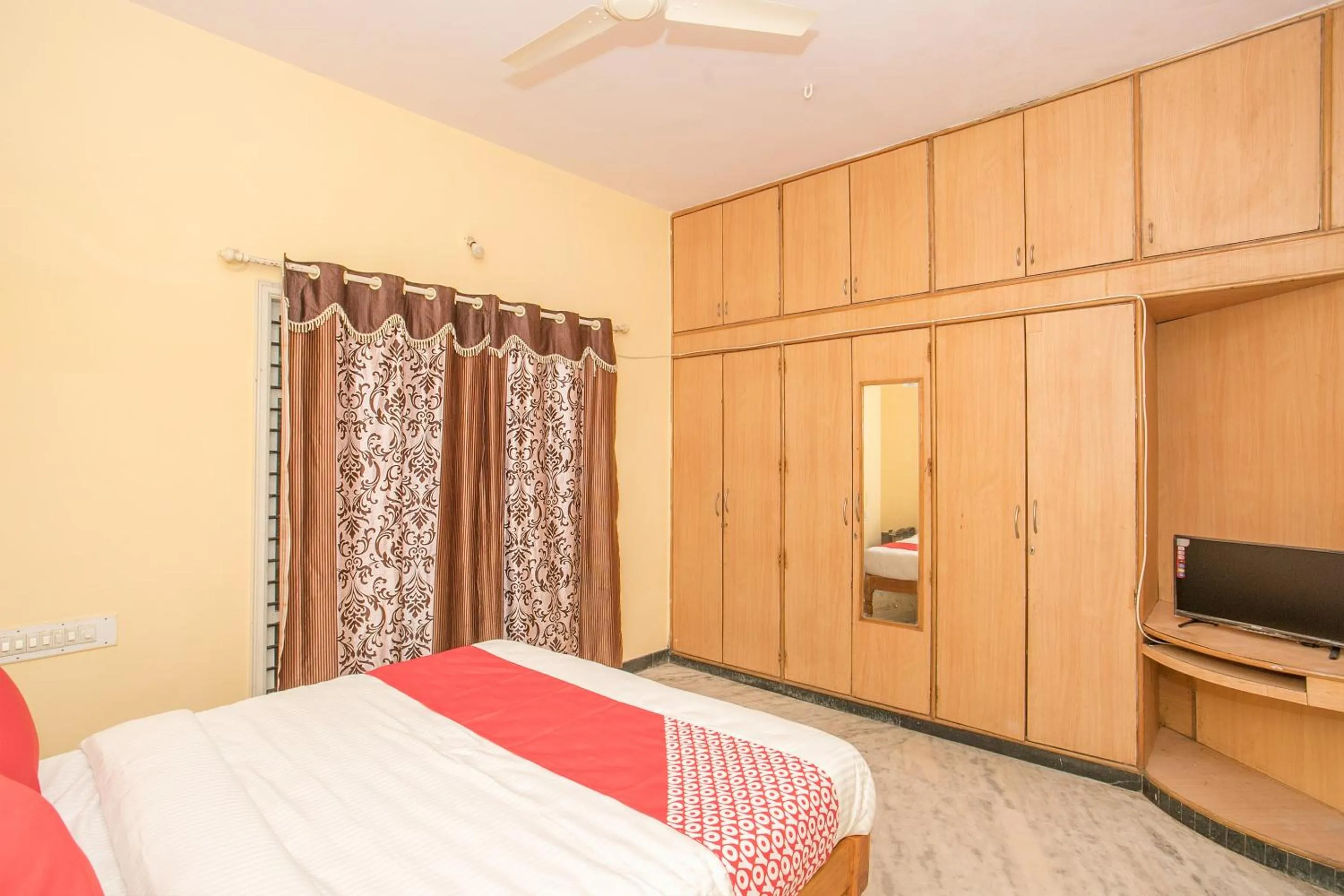 Bedroom in Hotel O Sai Kuteer Near Ragigudda Sri Prasanna Anjaneyaswamy Temple