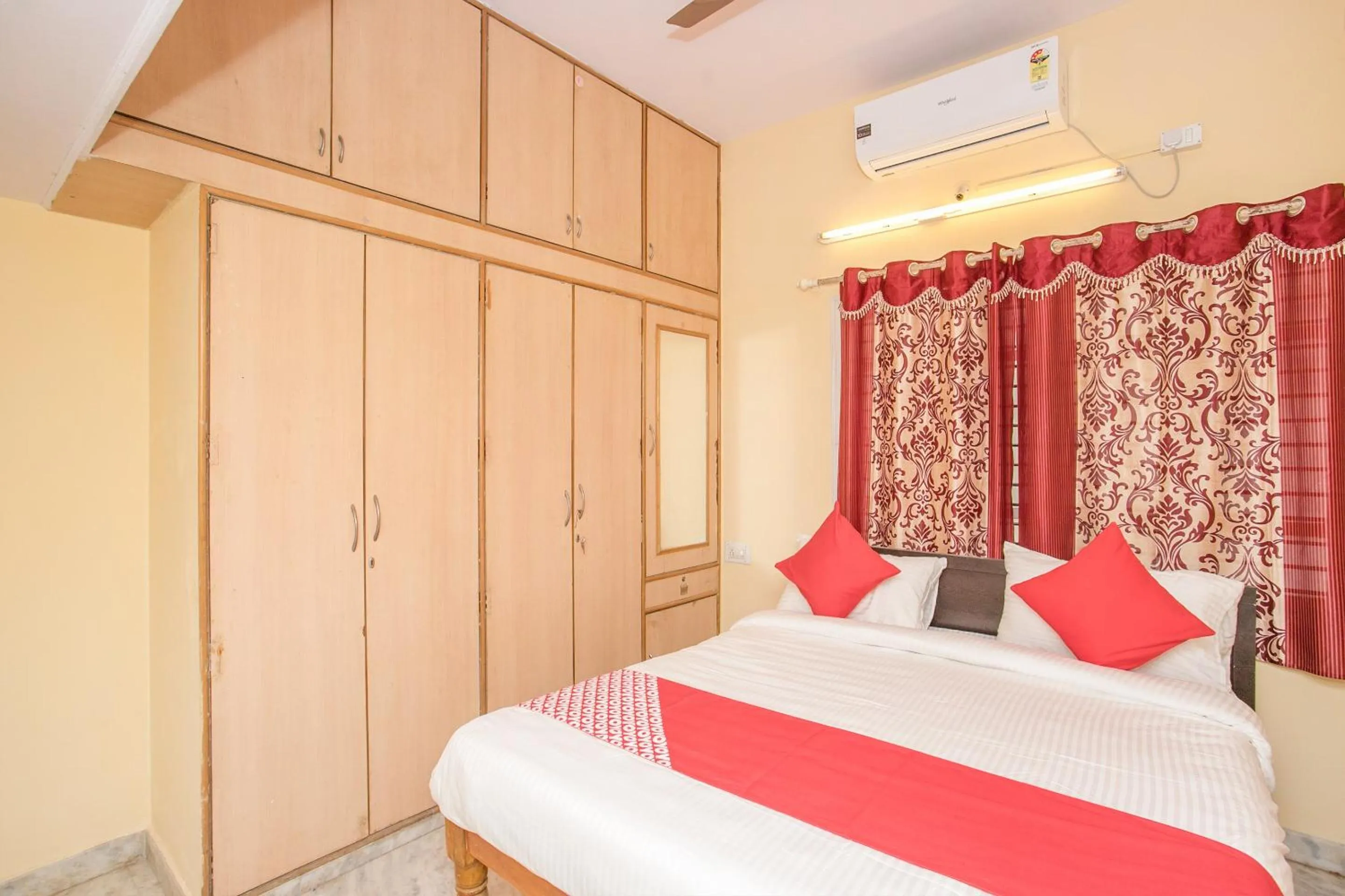 Bedroom in Hotel O Sai Kuteer Near Ragigudda Sri Prasanna Anjaneyaswamy Temple