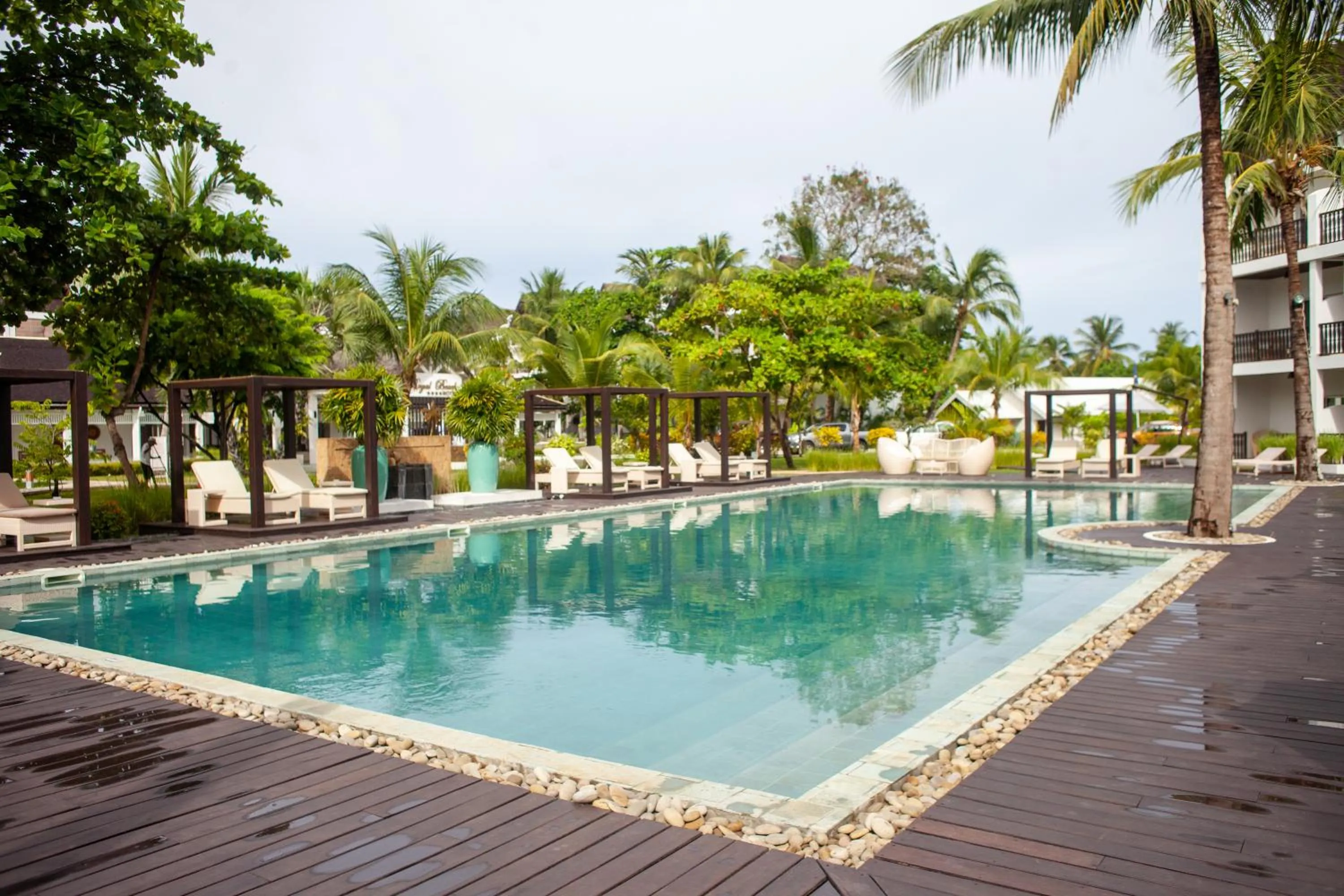 Swimming pool in Royal Beach Hôtel
