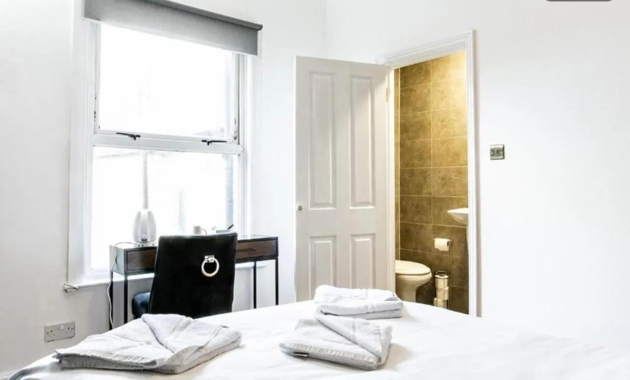 Bed in Cambridge House Hotel