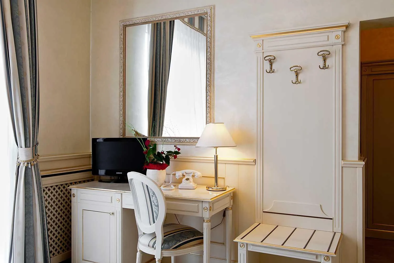 TV and multimedia in Nouvel Hotel Des Bains