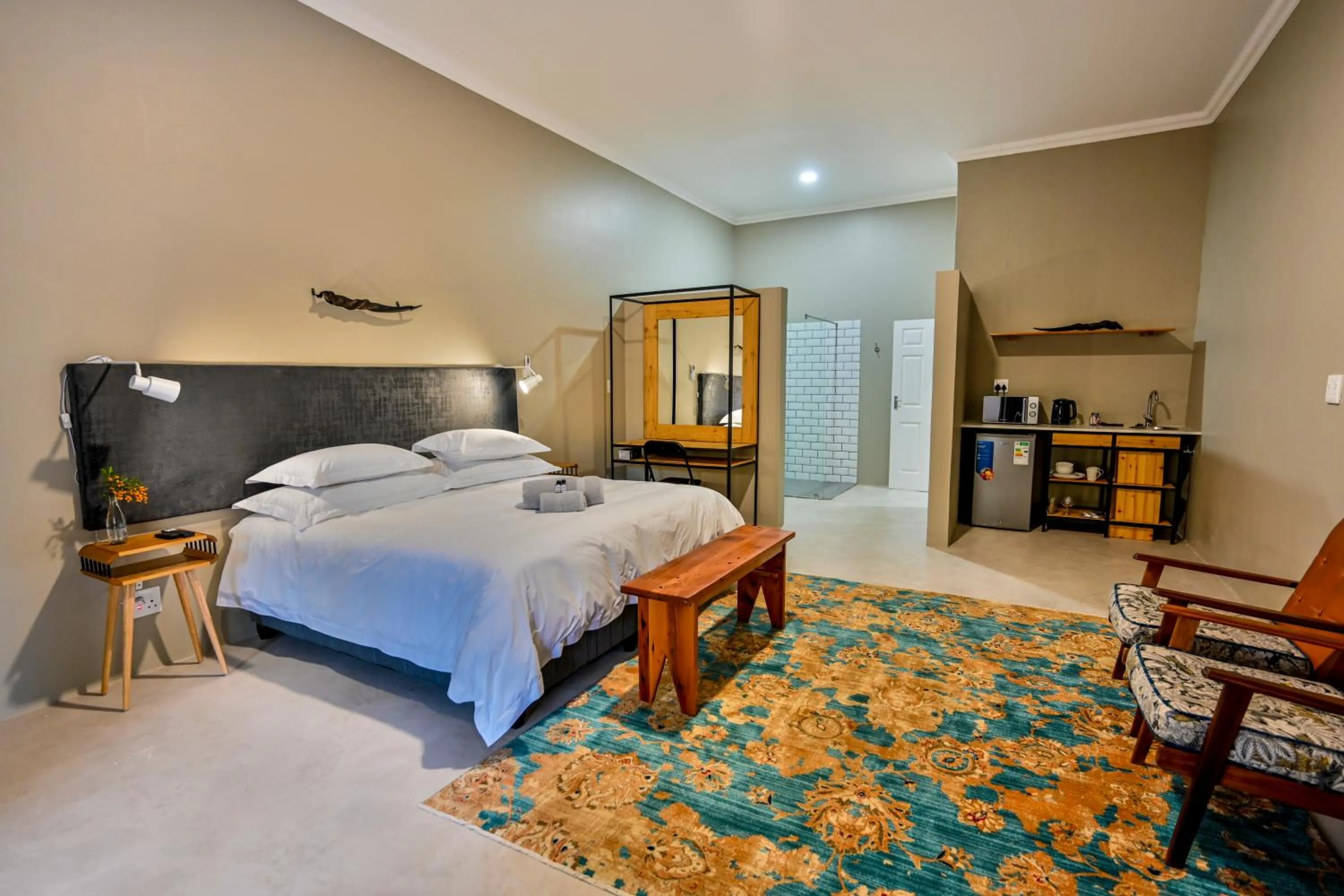 Kitchen or kitchenette, Bed in Blue Rain Guest House