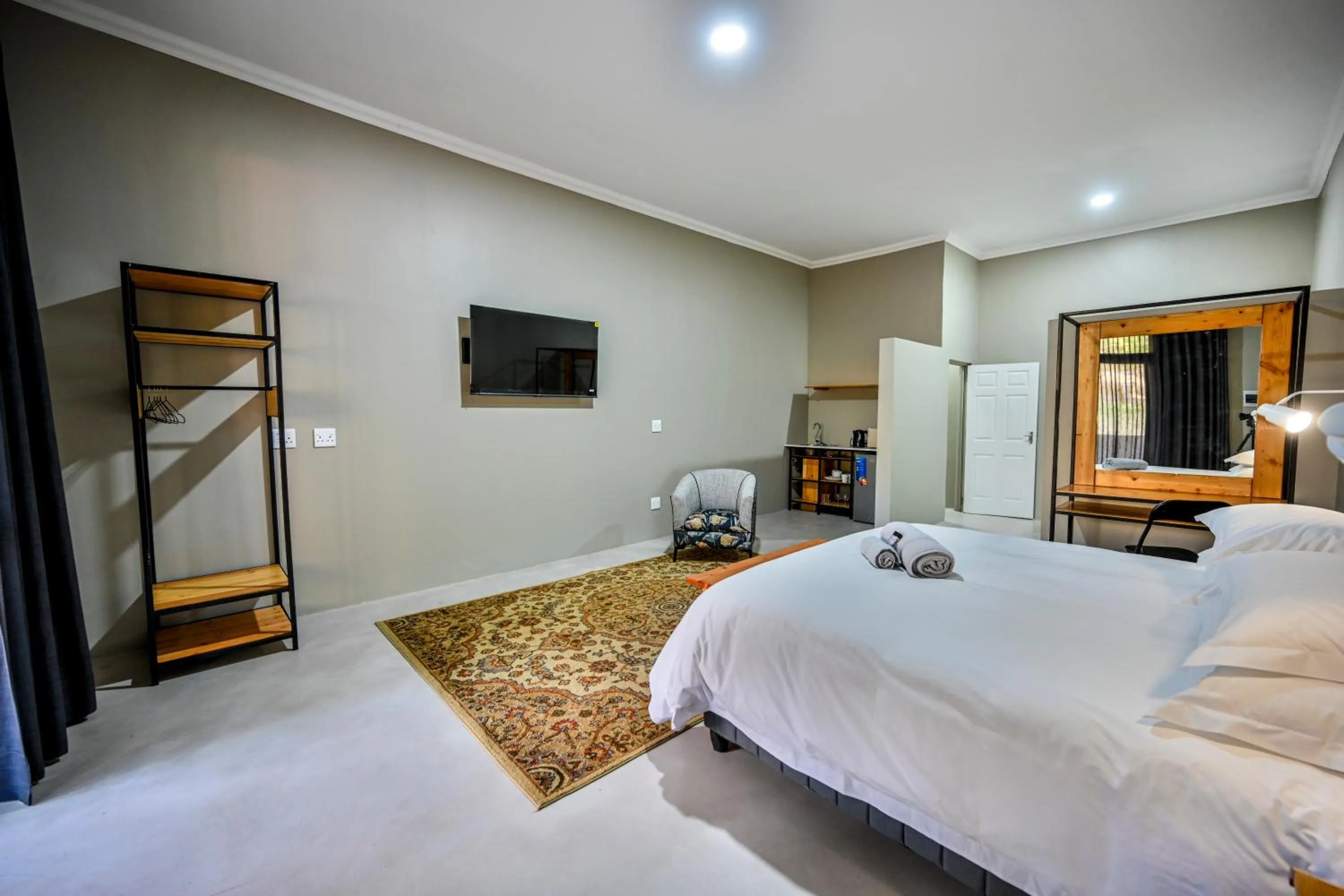 Bedroom, Bed in Blue Rain Guest House