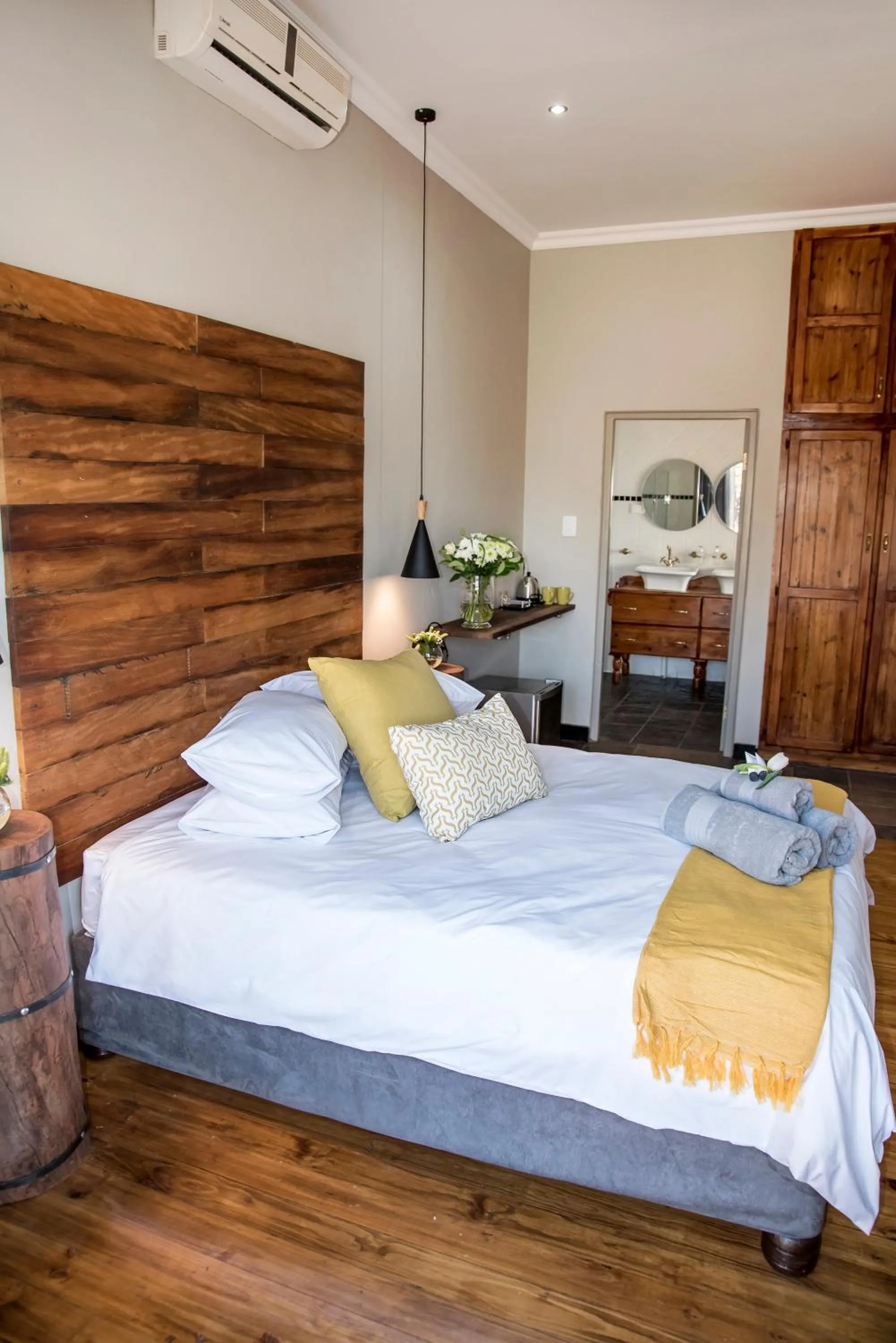 Bedroom, Bed in Blue Rain Guest House