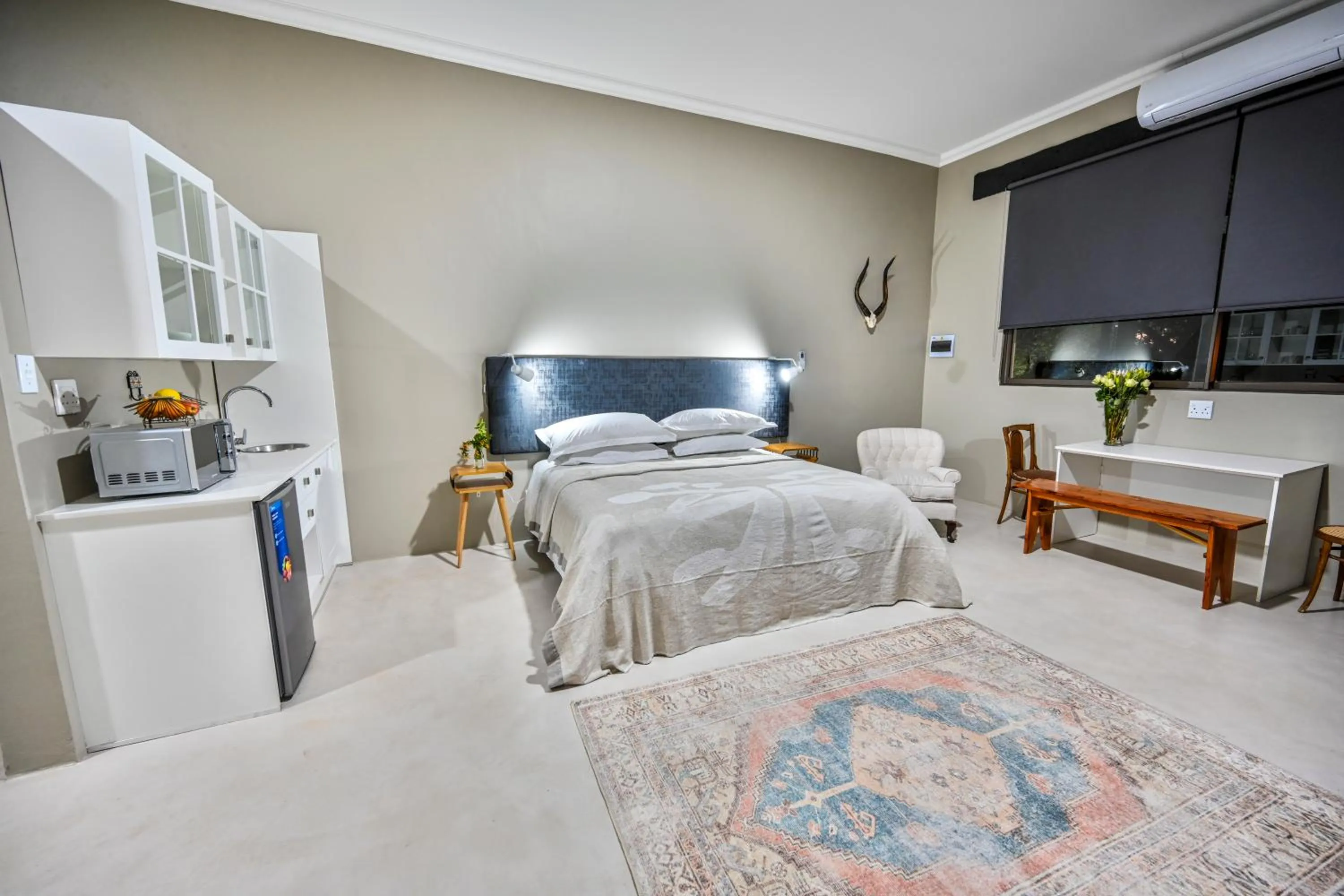 Kitchen or kitchenette, Bed in Blue Rain Guest House