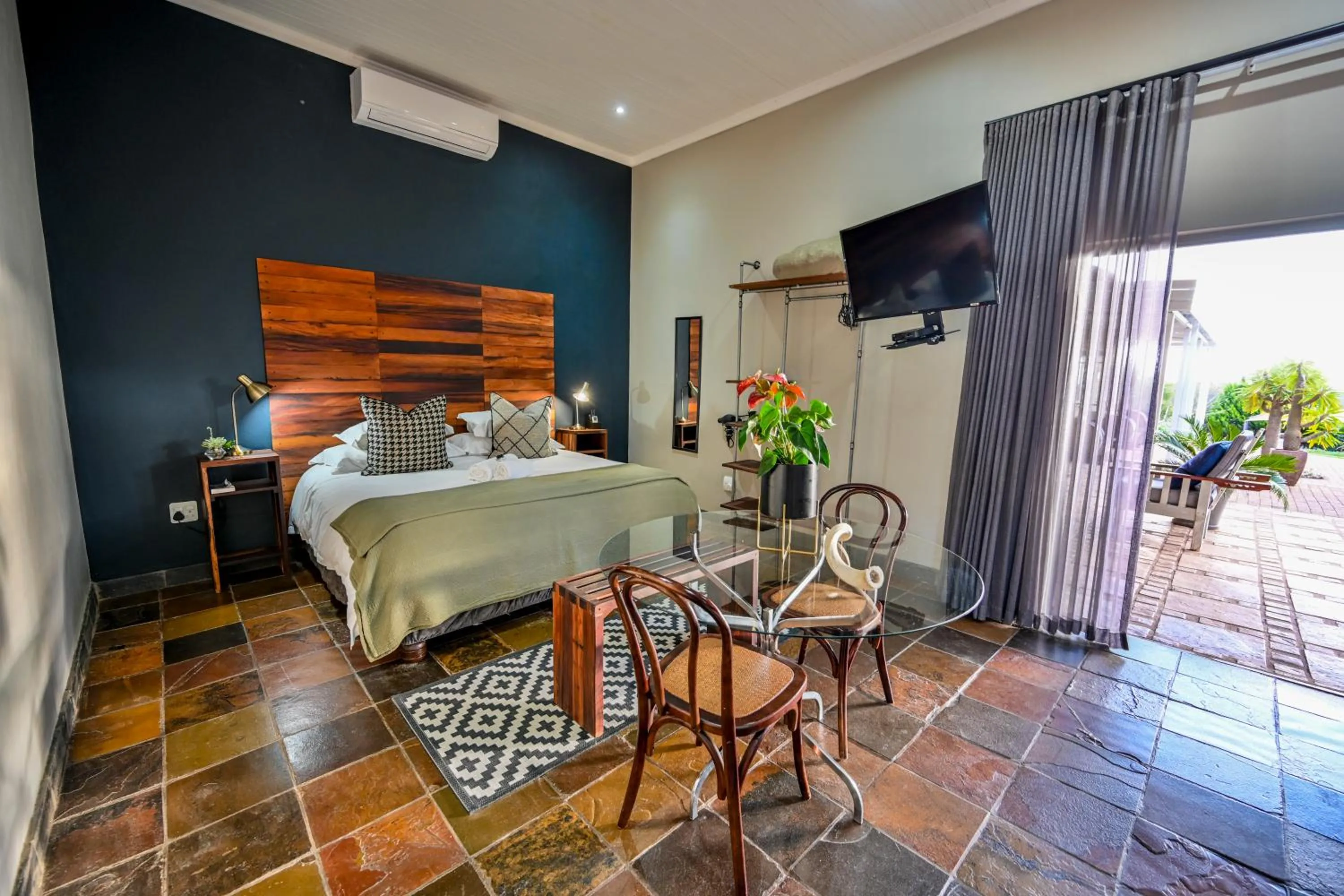 Bedroom, Bed in Blue Rain Guest House