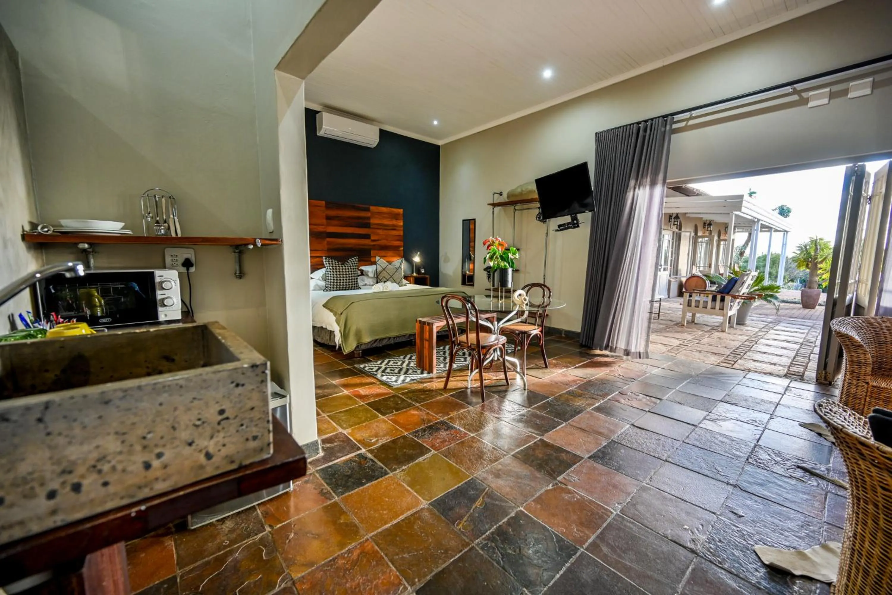 Kitchen or kitchenette in Blue Rain Guest House