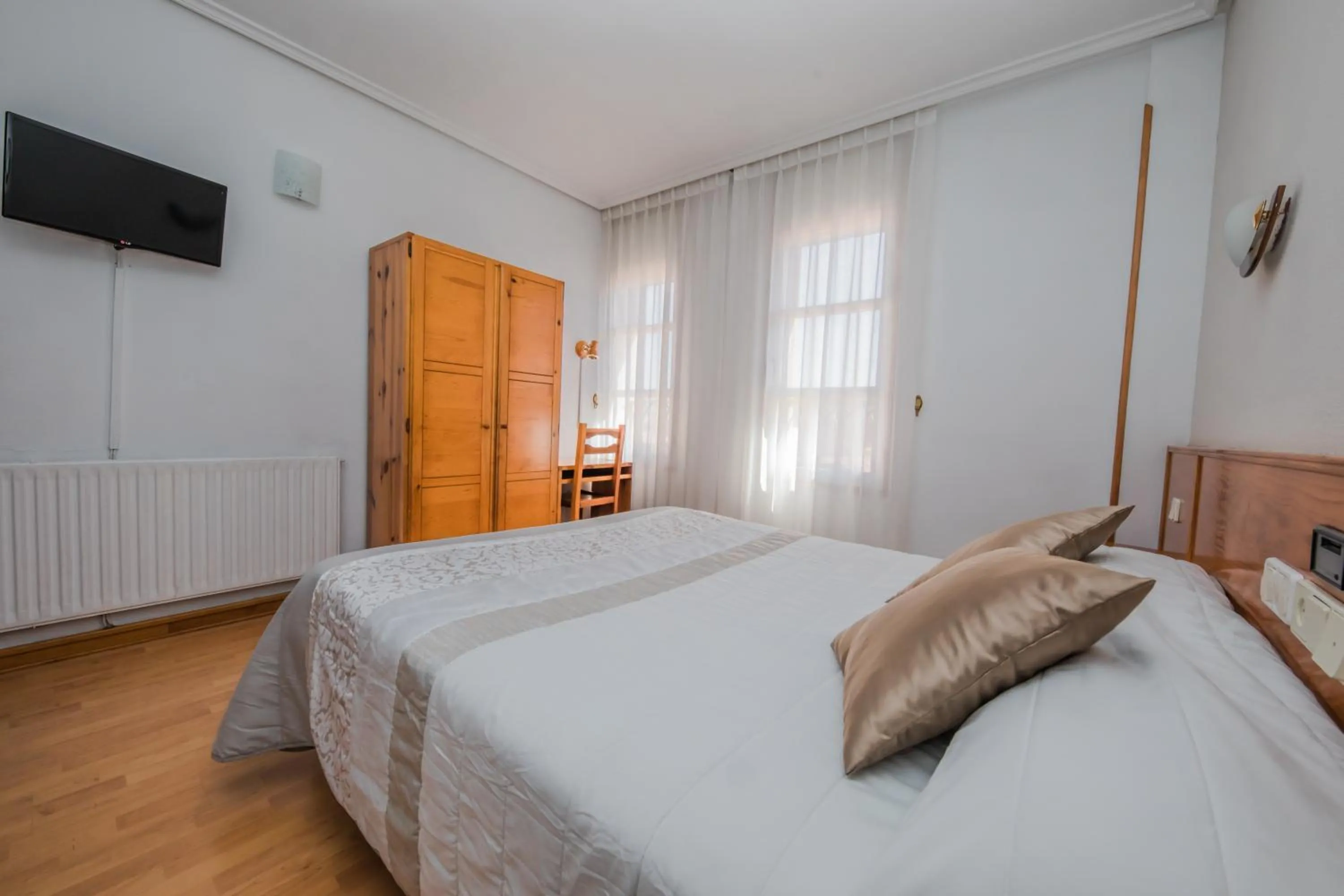 Photo of the whole room, Bed in Alvi