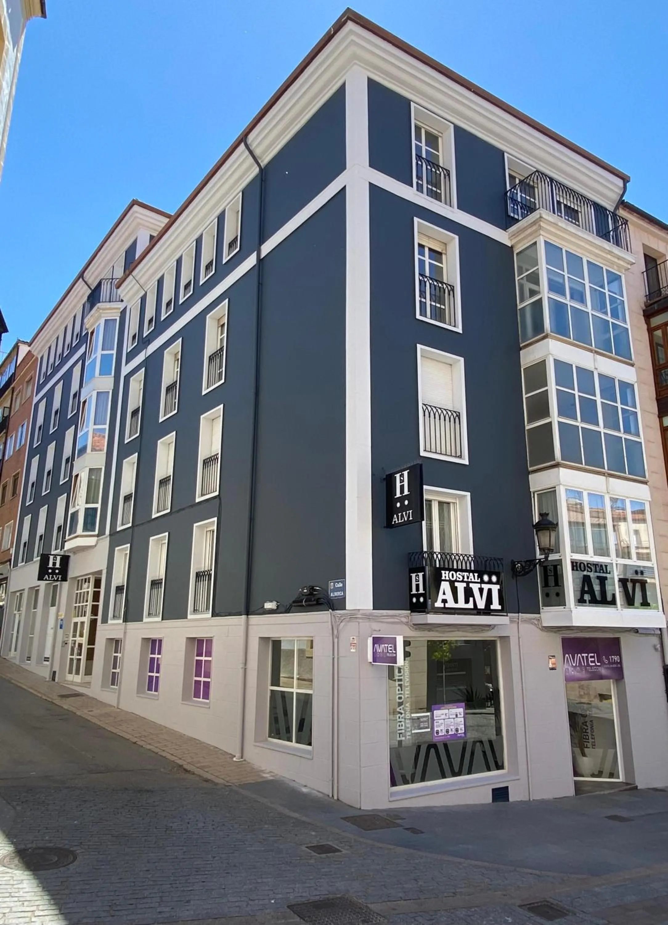 Facade/entrance in Alvi