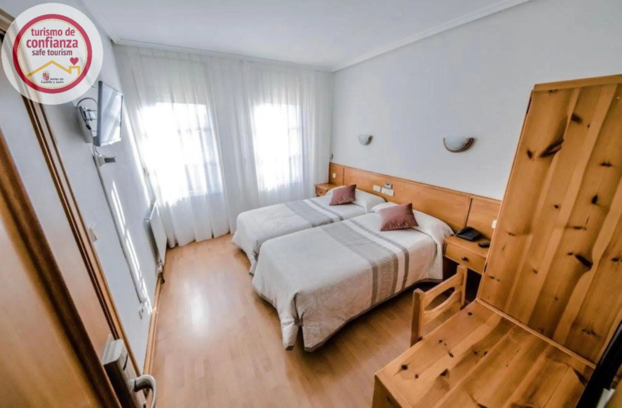 Photo of the whole room, Bed in Alvi