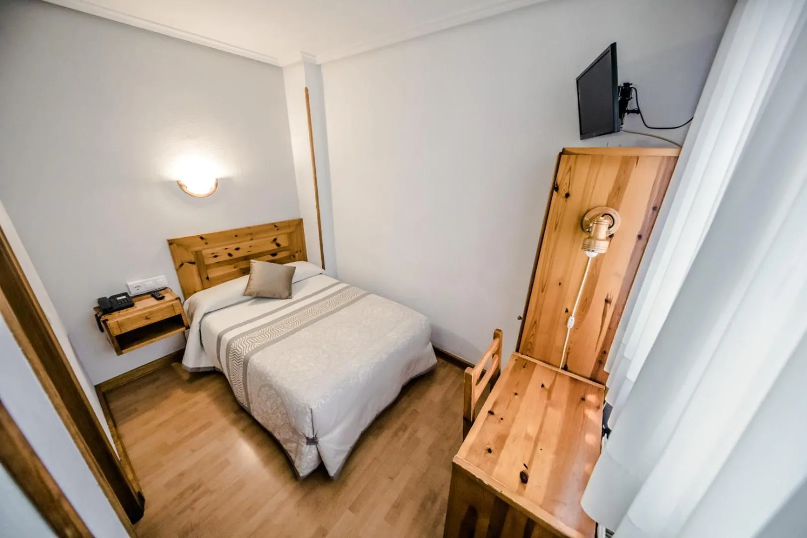 Photo of the whole room, Bed in Alvi