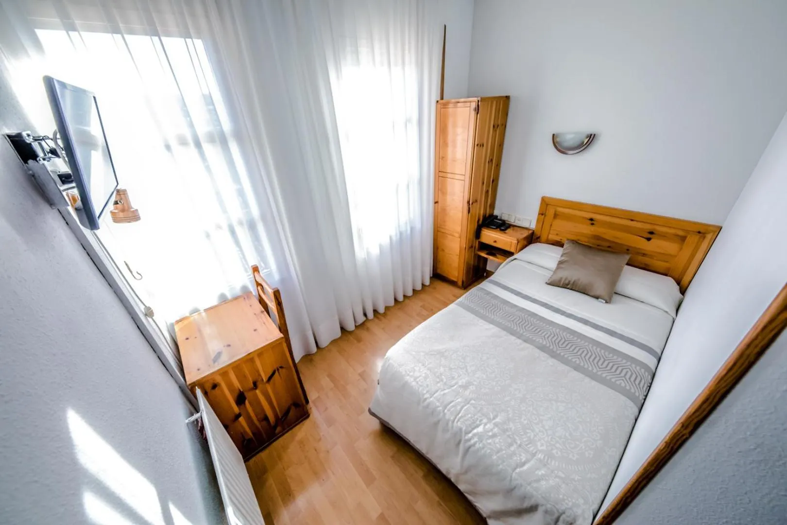 Photo of the whole room, Bed in Alvi