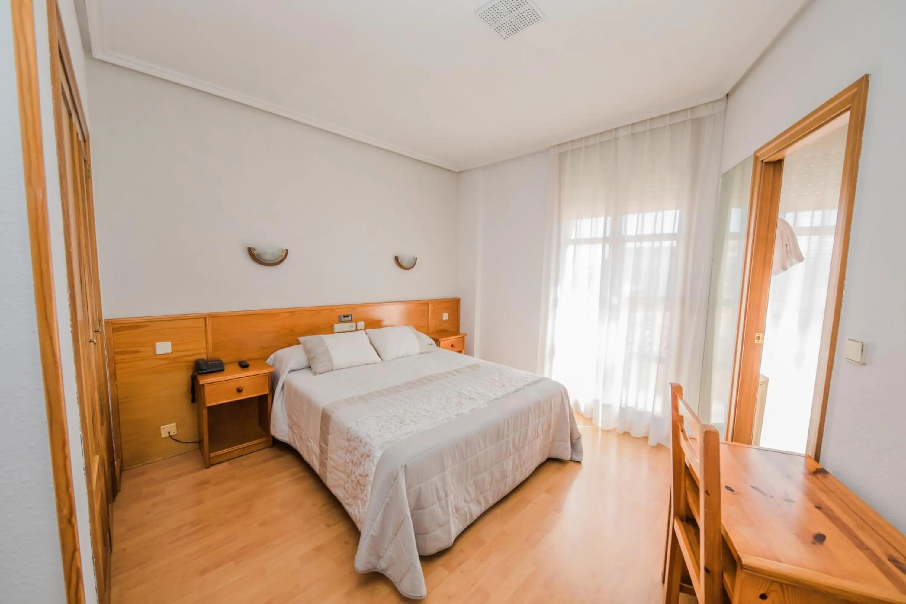 Photo of the whole room, Bed in Alvi