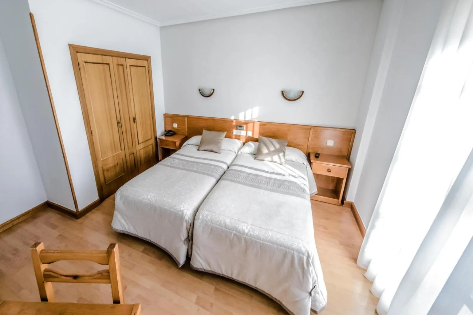 Photo of the whole room, Bed in Alvi