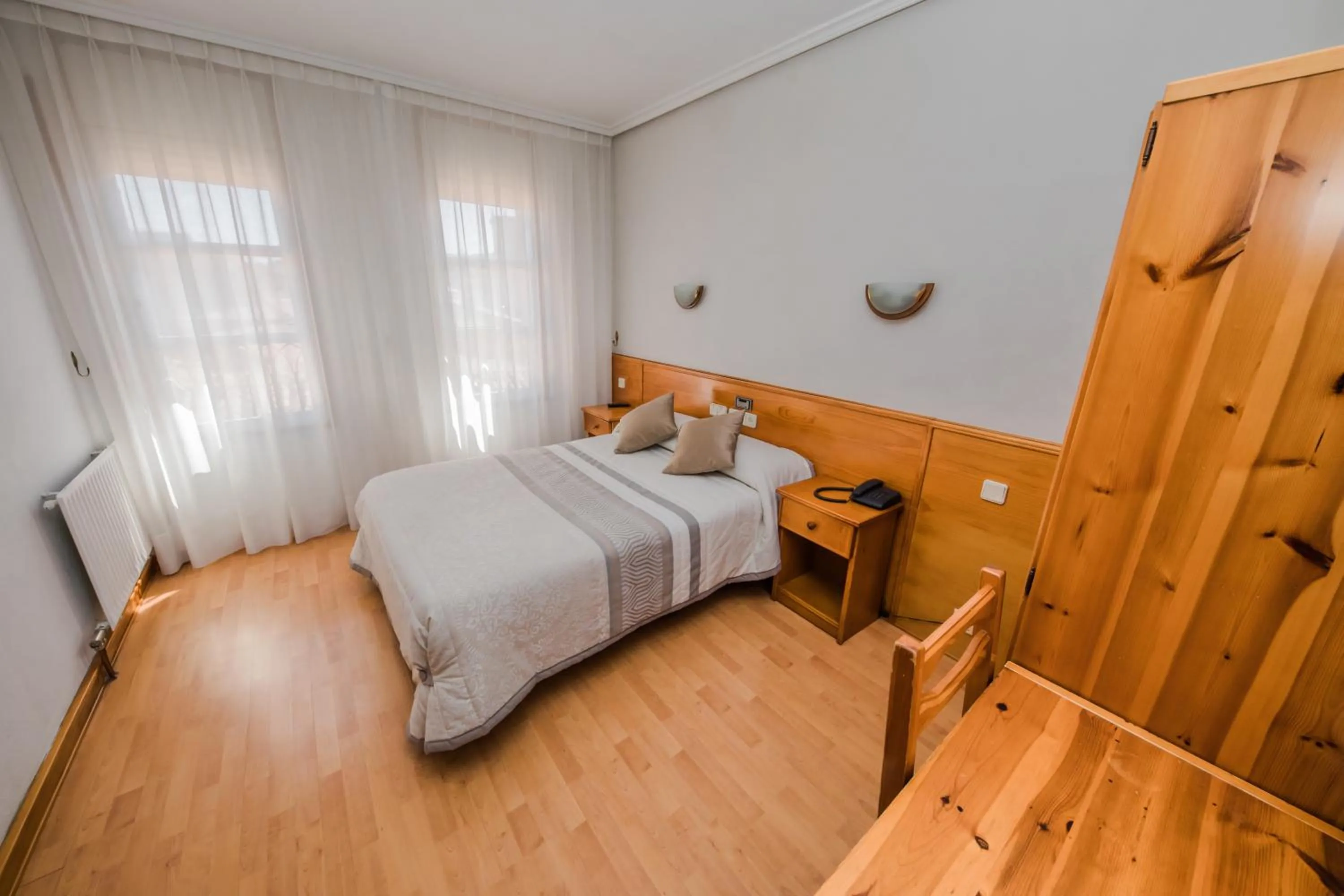 Photo of the whole room, Bed in Alvi