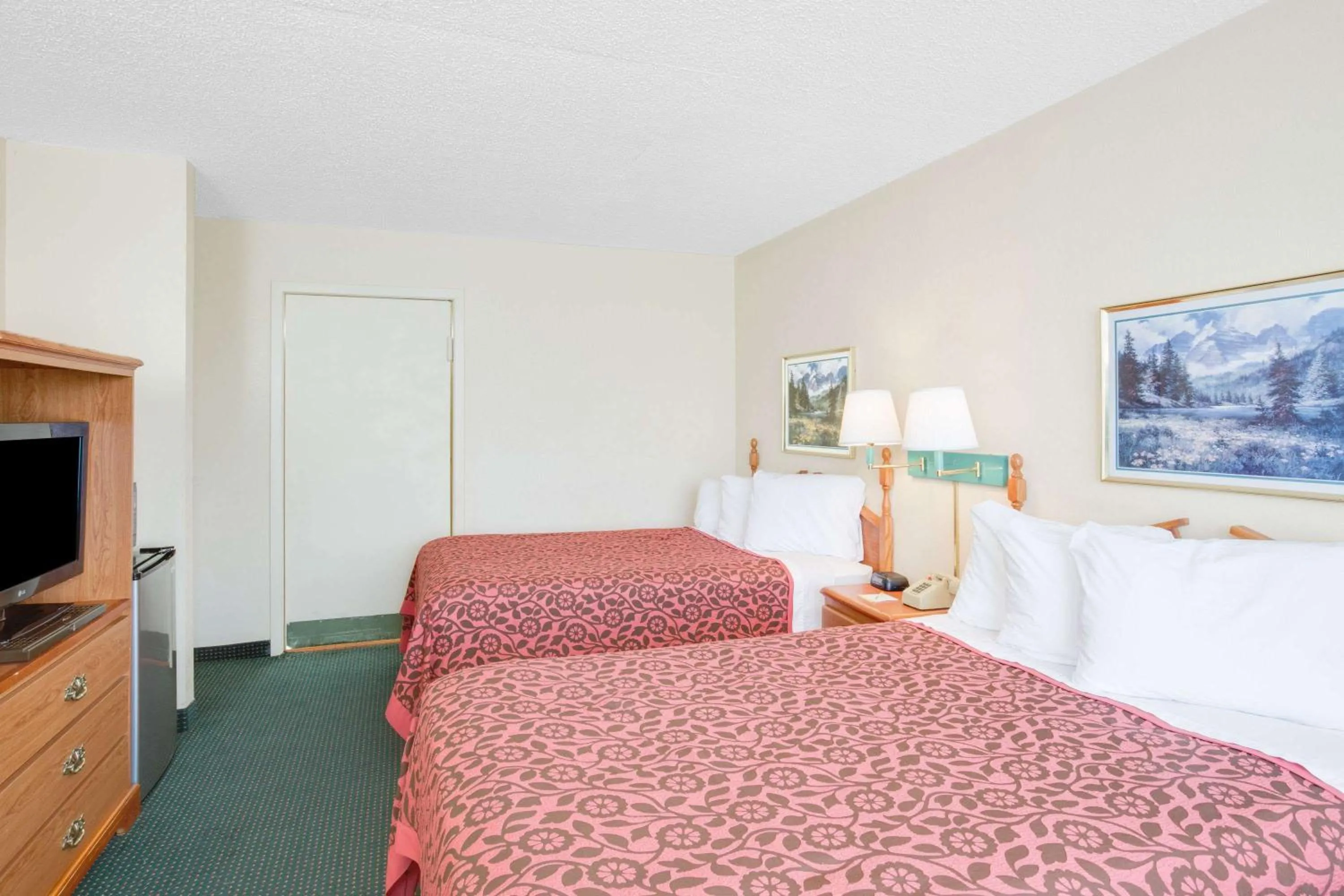 Photo of the whole room in Days Inn by Wyndham Newport