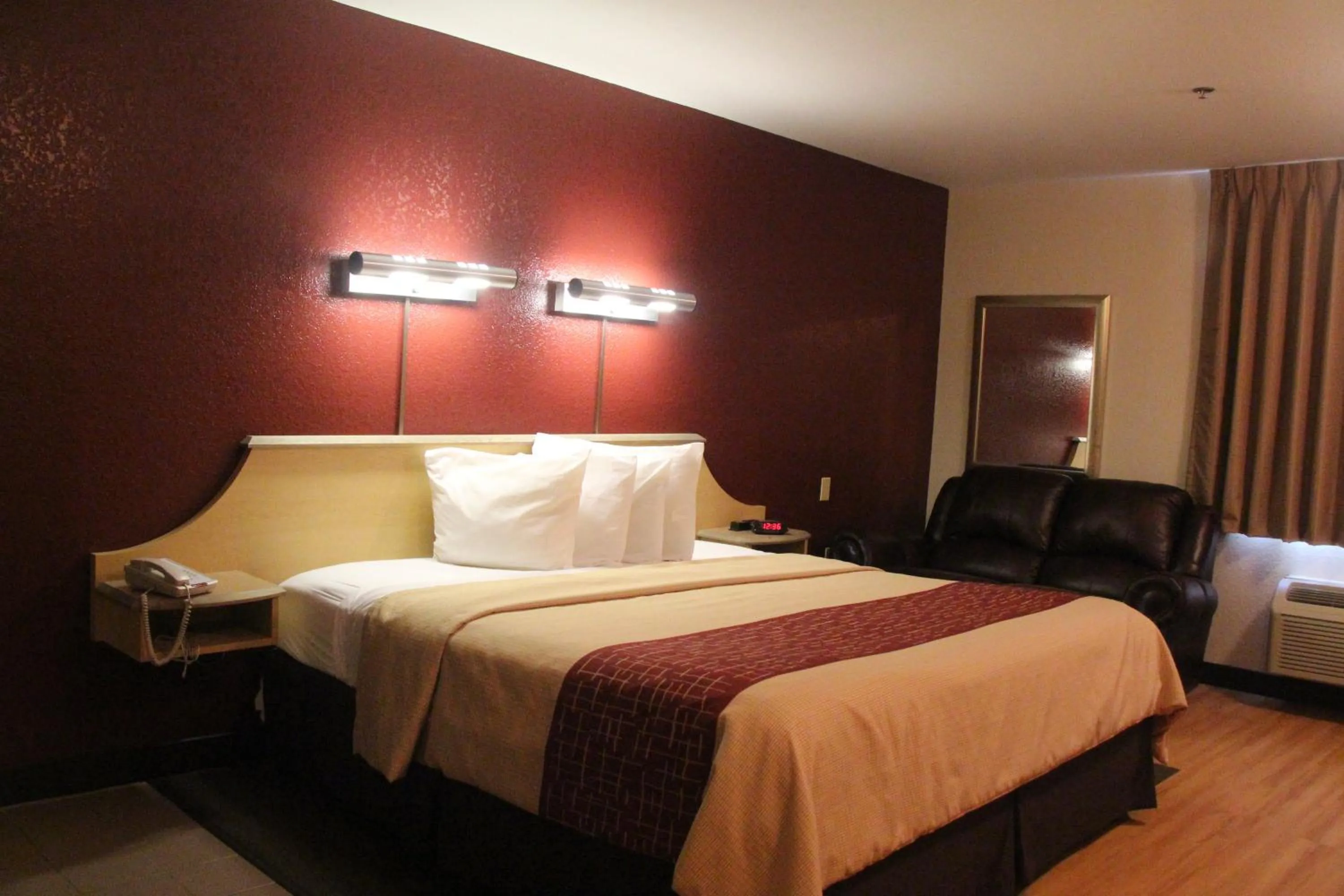 Business King Room Disability Access Roll-In Shower Non-Smoking in Red Roof Inn Pharr - McAllen