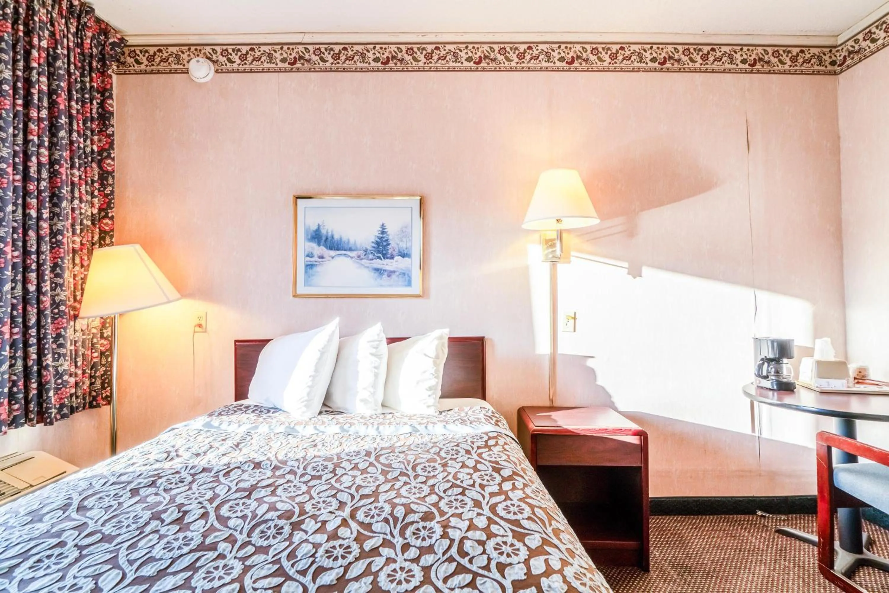 Bedroom, Bed in Ozark Junction mountain view by OYO