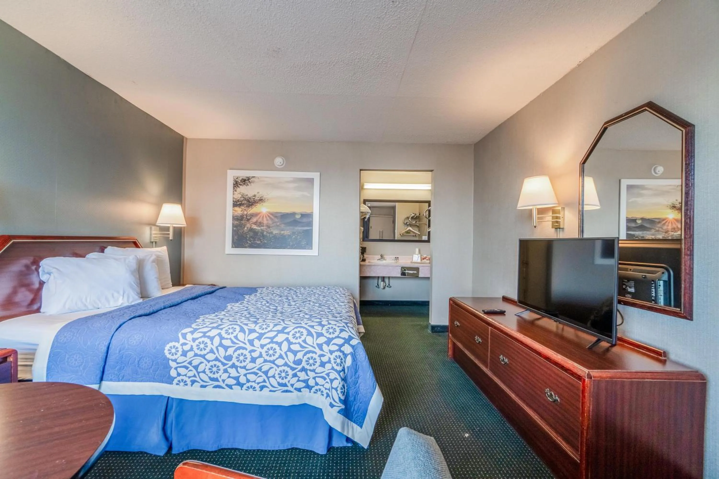 Bedroom, Bed in Ozark Junction mountain view by OYO