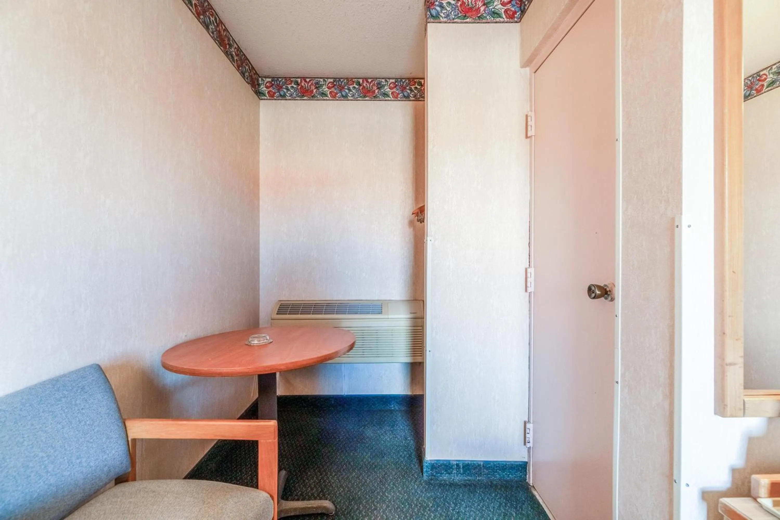 Bedroom in Ozark Junction mountain view by OYO