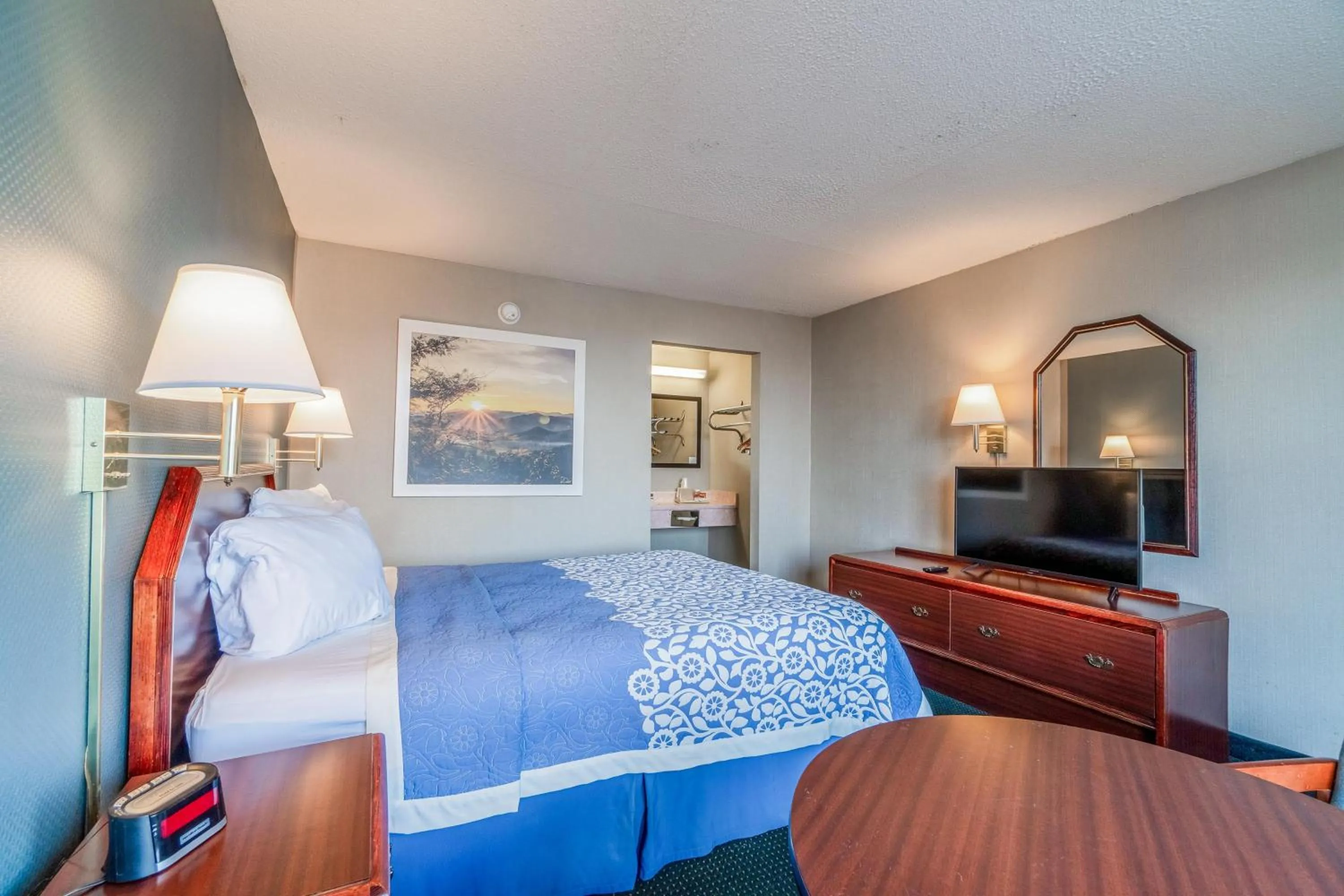 Bedroom, Bed in Ozark Junction mountain view by OYO