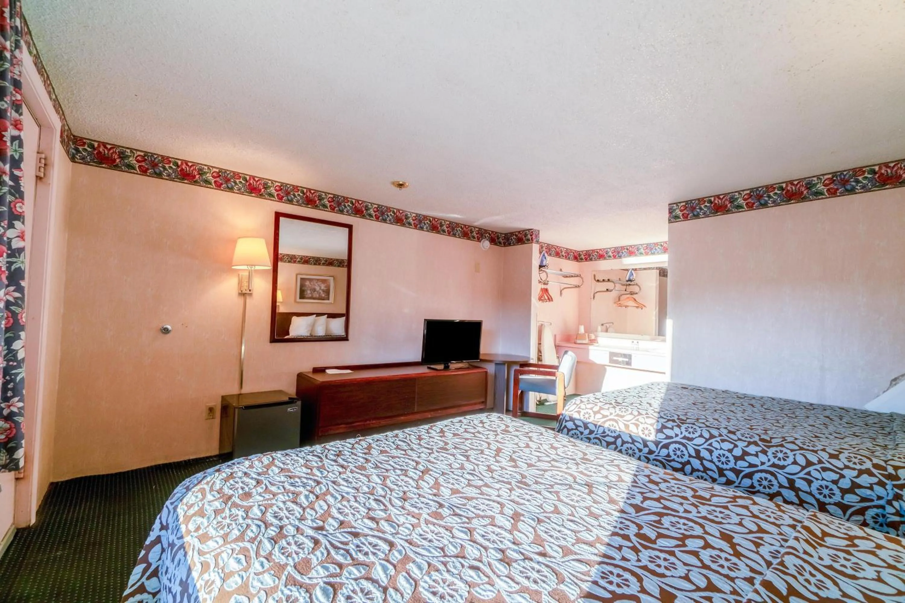 Bedroom, Bed in Ozark Junction mountain view by OYO