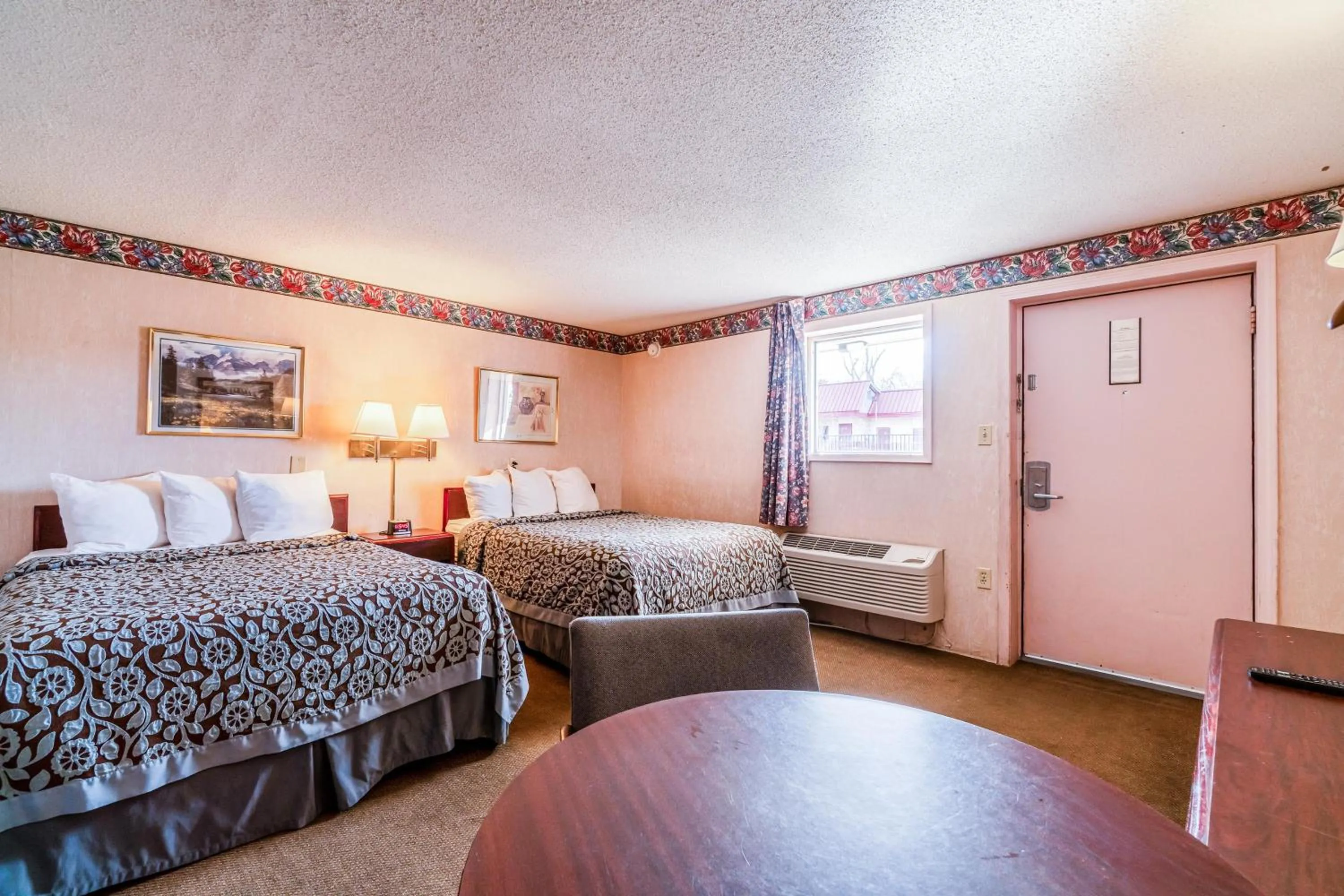 Bedroom, Bed in Ozark Junction mountain view by OYO