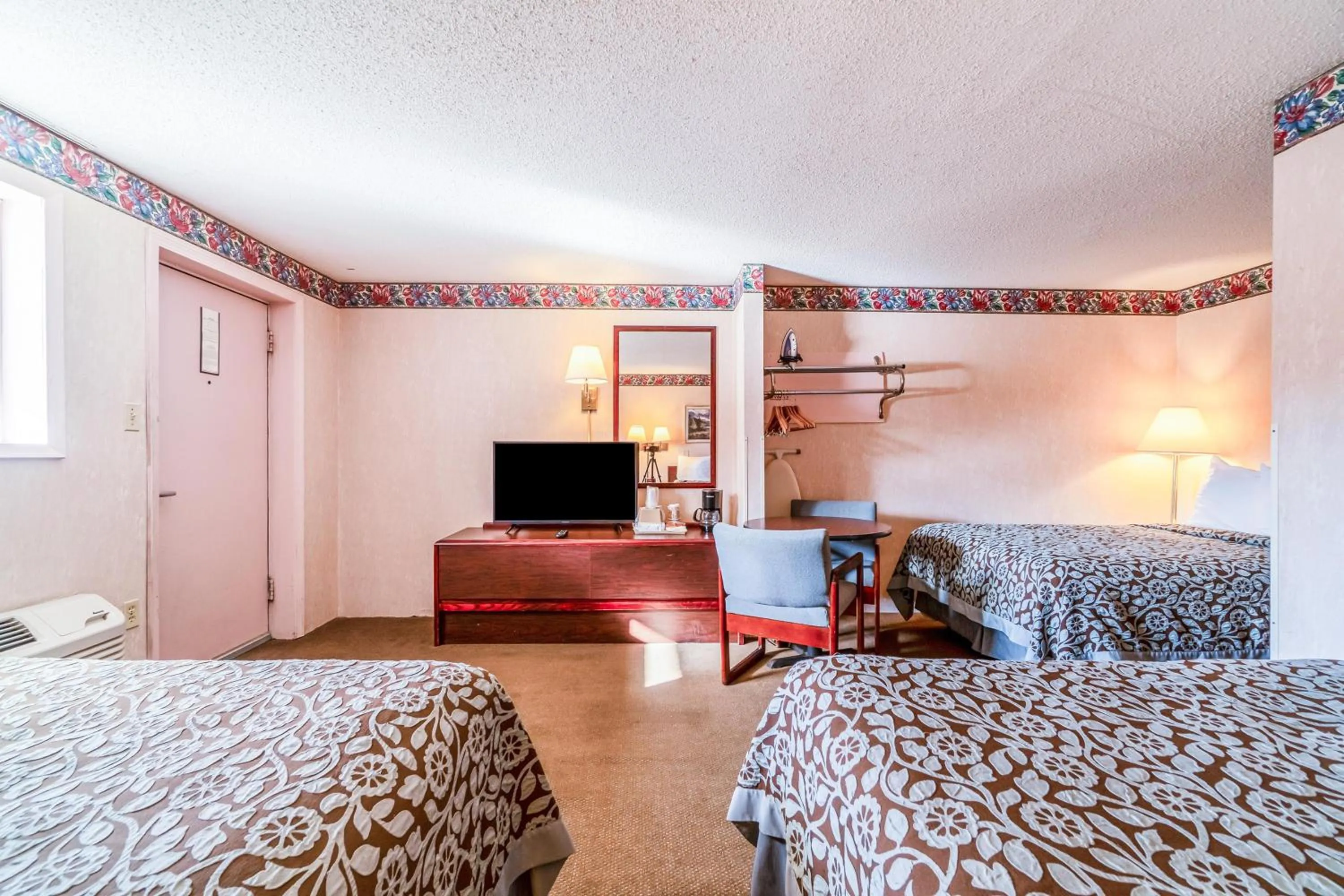 Bedroom, Bed in Ozark Junction mountain view by OYO