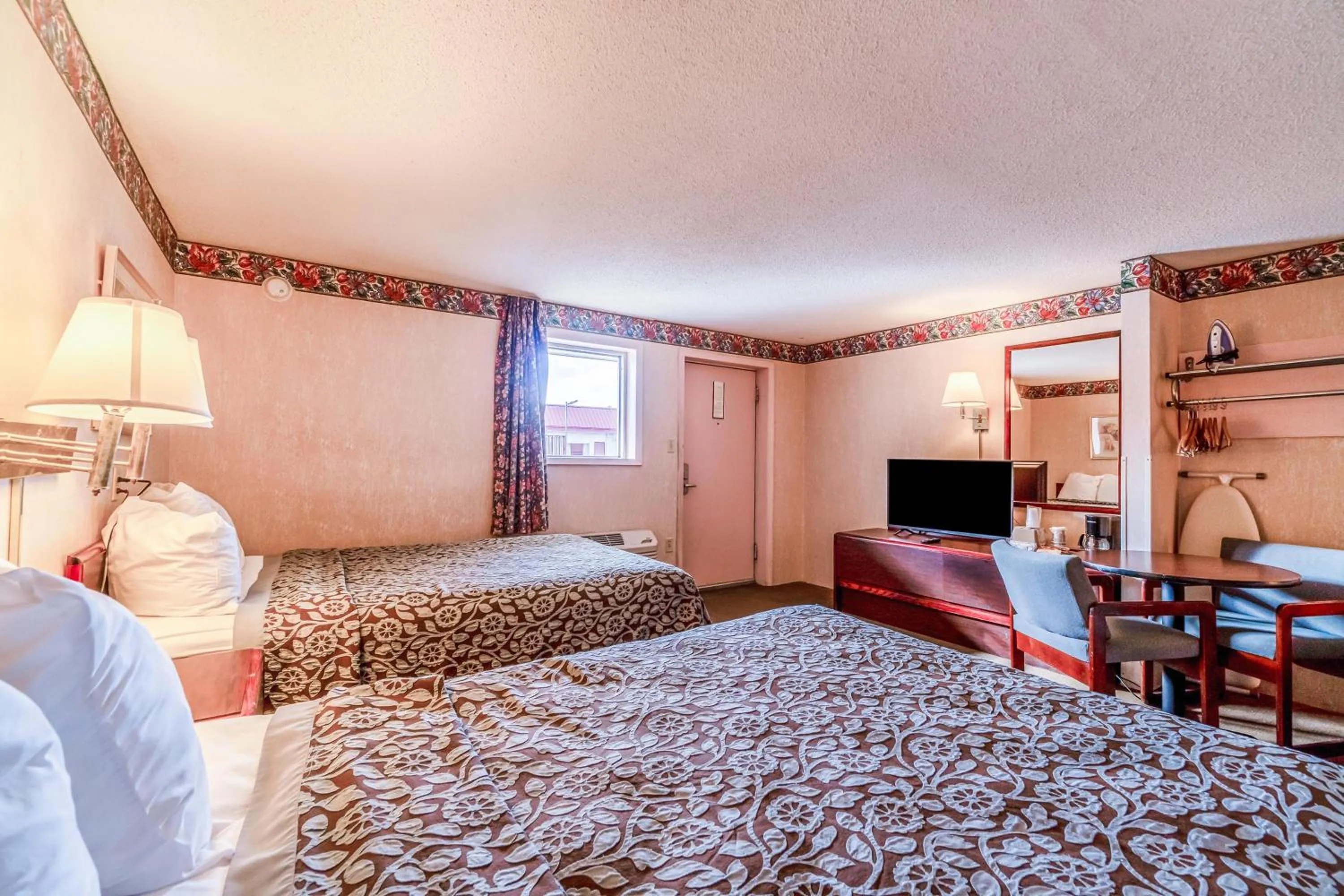 Bedroom, Bed in Ozark Junction mountain view by OYO