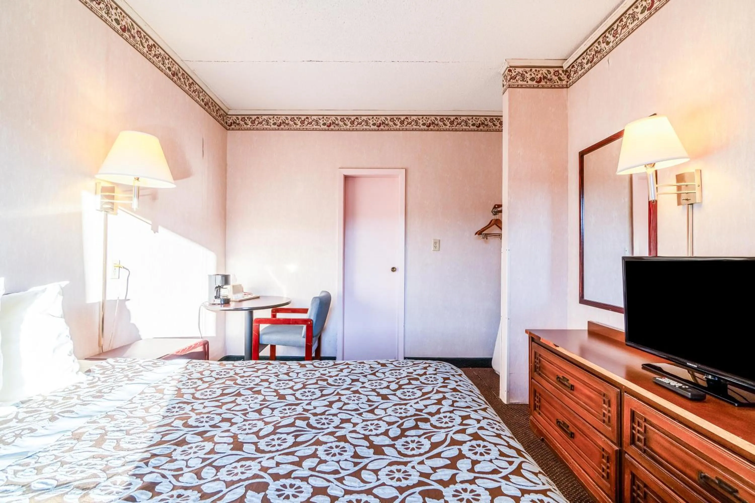 Bedroom, Bed in Ozark Junction mountain view by OYO