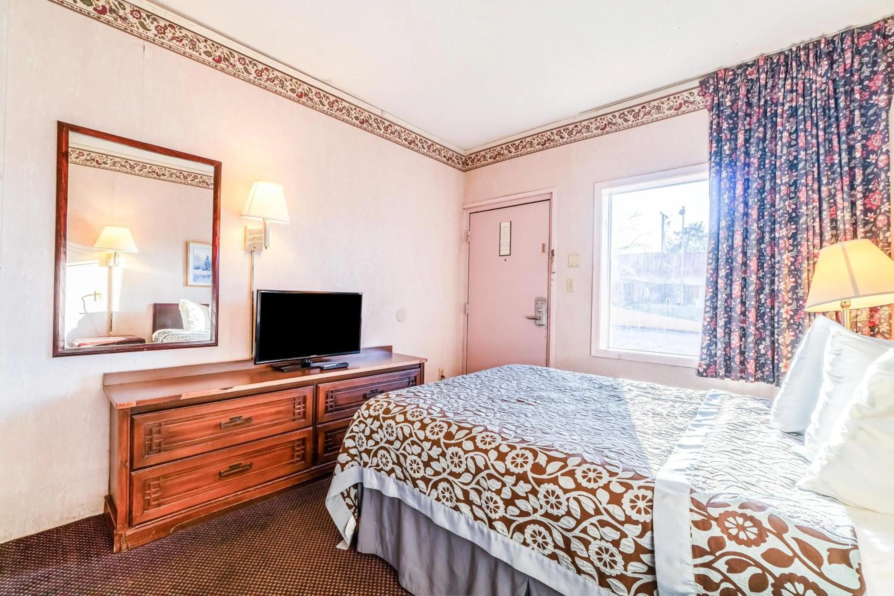 Bedroom, Bed in Ozark Junction mountain view by OYO